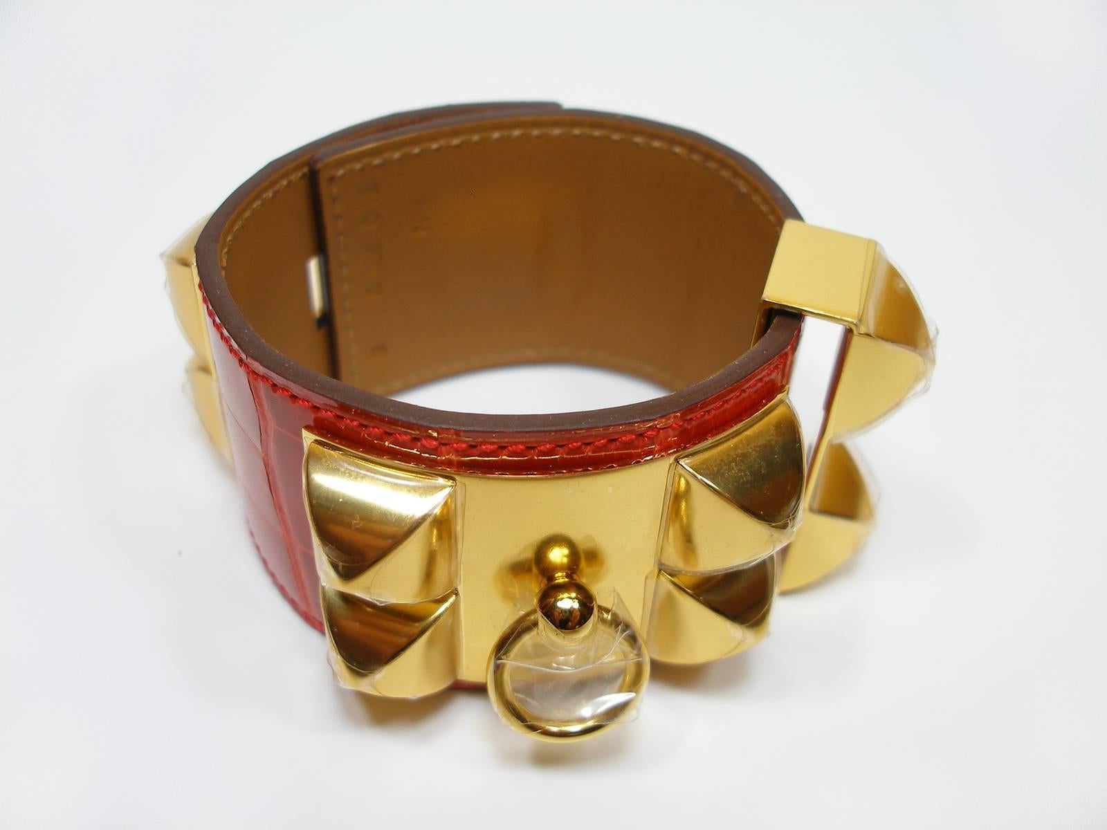 Hermès bracelet in Croc leather 
Gold plated hardware
Color : Rouge Géranium ( rouge / orangé )
Small Size 
Adjustable
4 possibilities 16 cm à 19 cm or 6.29 to 7.48 inches 
Year X - Production 2016 
Plastic is still on gold hardware
Its comes with