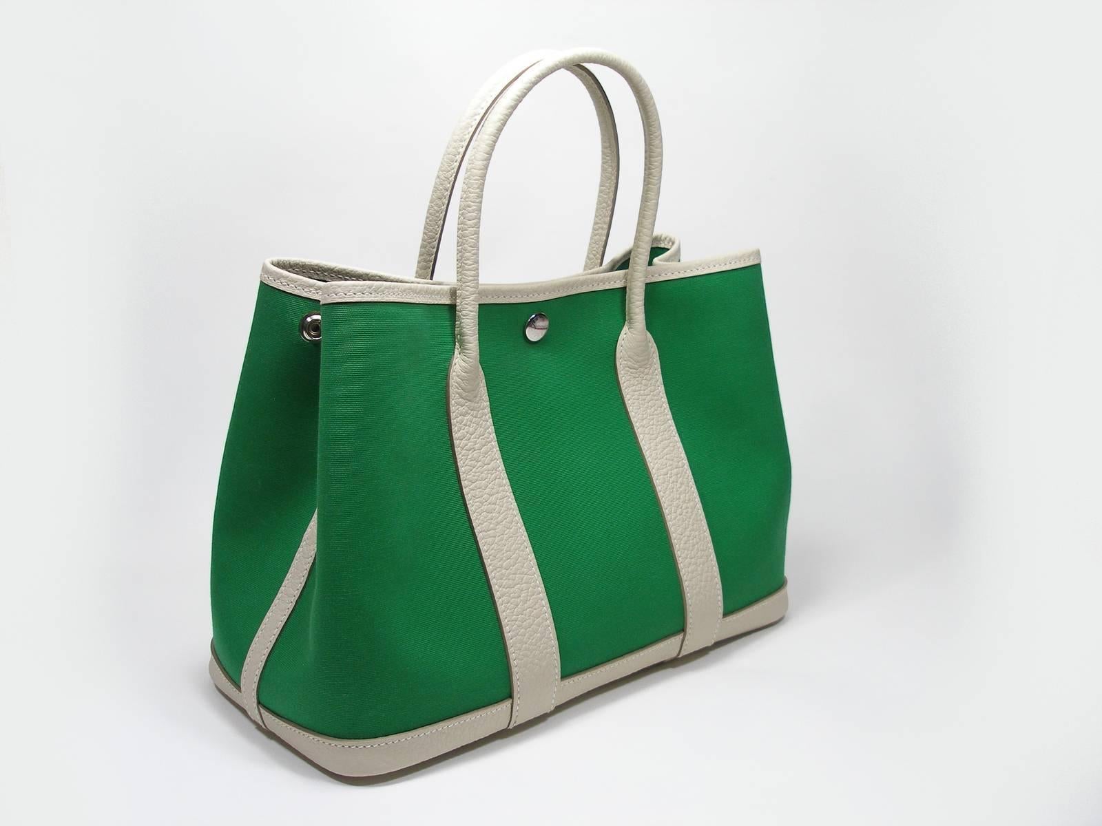 Classique and Intemporel Handbag 
Perfect for every days 
GARDEN BAG
Nice Color
PM 30 cm or 11.81 "
Green Cactus Canvas Toile Officier and Craie Negonda leather 
Palladium plated Clou de Selle snap closure
Excellente Condition
Stamp year : X