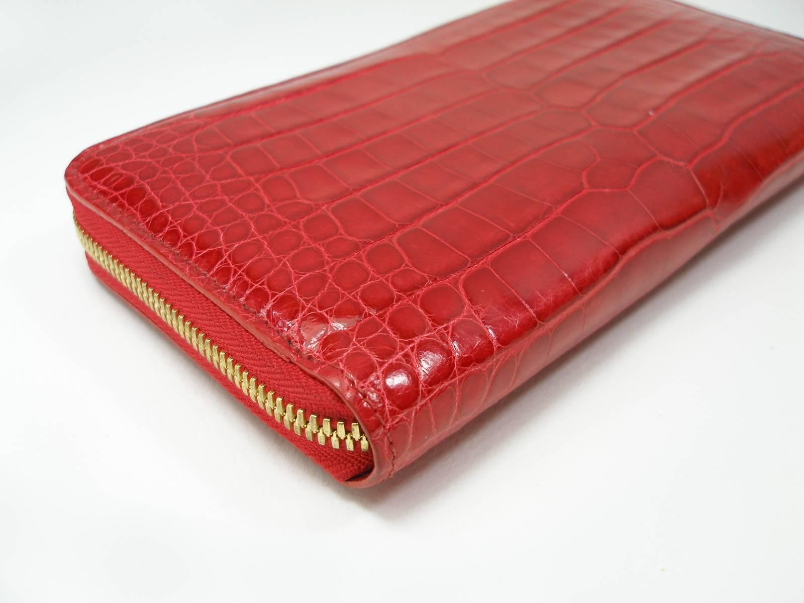 Circa 2010's Rare Louis Vuitton Wallet or Clutch Zippy Red Alligator Wallet In Excellent Condition For Sale In VERGT, FR