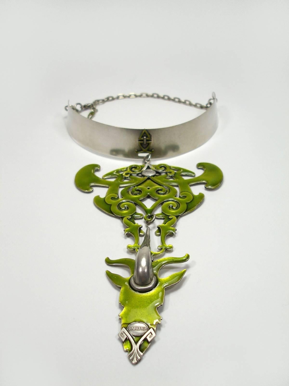 Circa 1995's Stunning Jean Paul Gaultier Tribal Apple Green Enamel Necklace In Good Condition For Sale In VERGT, FR
