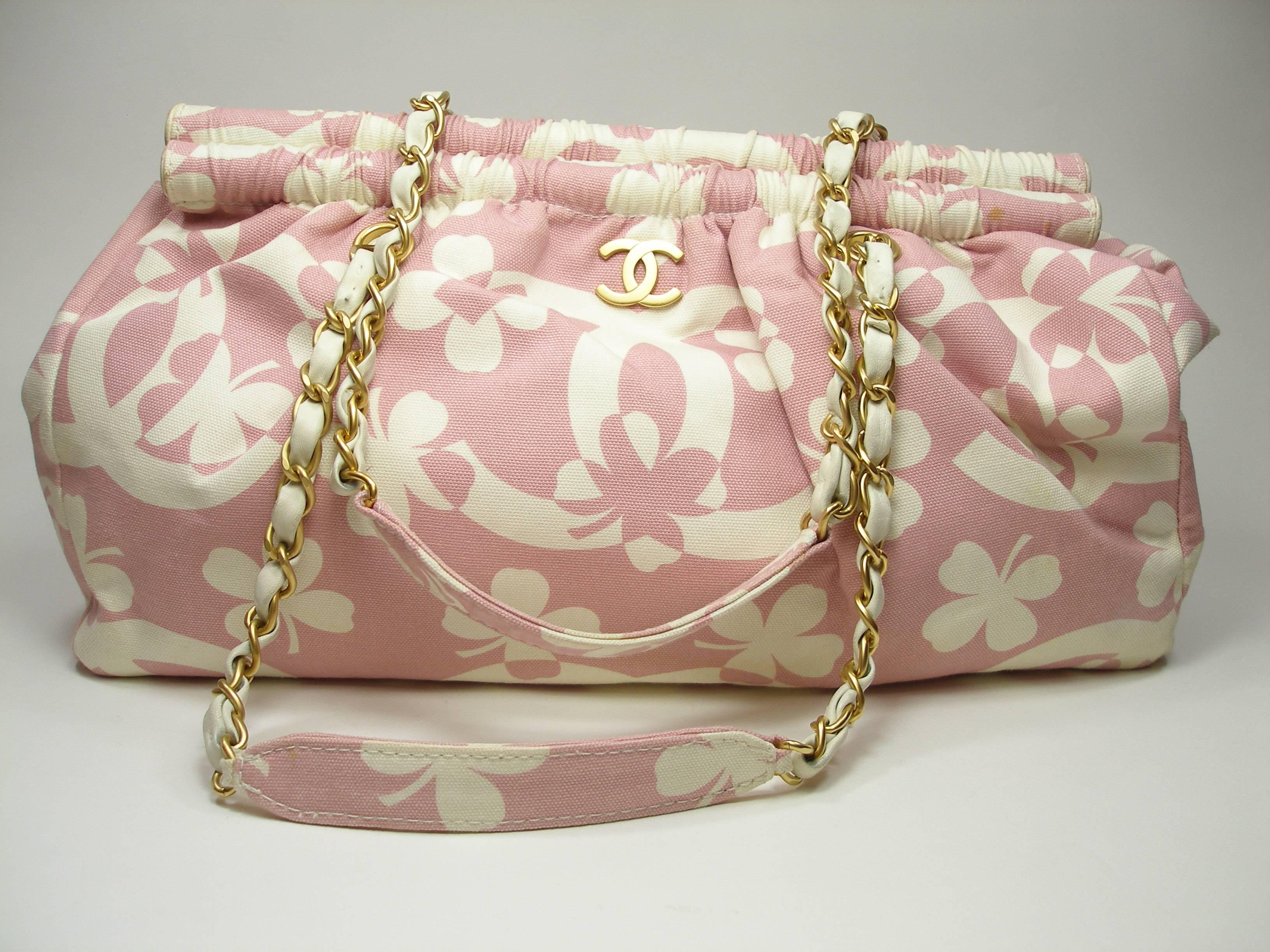 Collectible Summer 2004 Chanel 
Chanel Vintage CHANEL Clover chain shoulder bag Pink / Ecru XL Size
Canvas and leather
 Magnetic clasp
 Removable pouch
Gold hardware
Dimensions  approximative : 40 x 20 x 10 cm or 15.7 x 7.87 x 3.93 