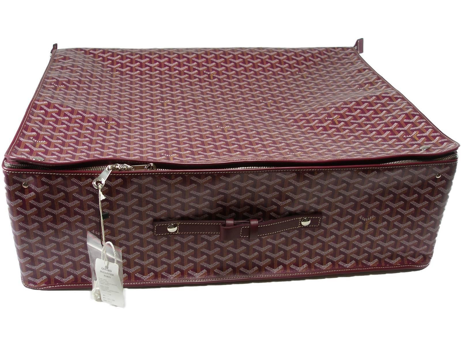 Throughout its history, Goyard always honor the commitment and the use of their professional skills for customer service.
 This extraordinary origins can be traced back 1930s.  this Goyard suit case Caravelle is functional and stylish design.
 This