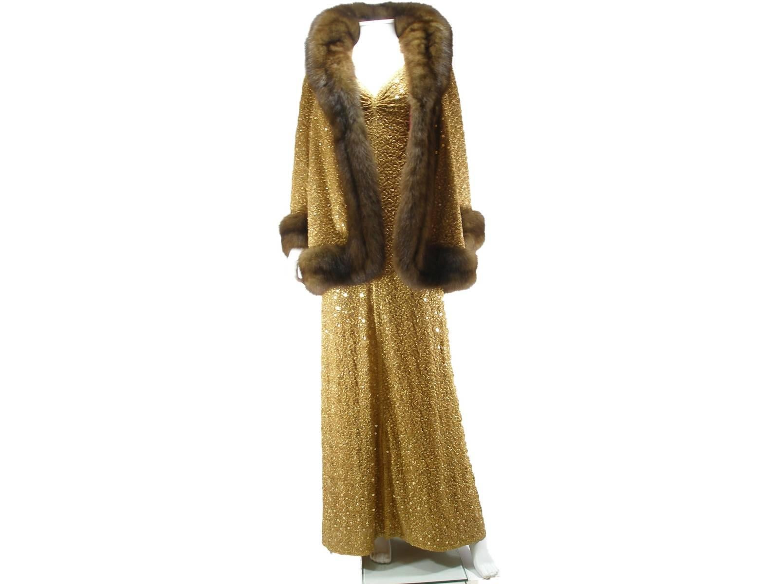 Exceptional Pièce Museum 
Suite Evening Dress and Jacket Chanel Haute Couture
Gold cloque silk embroidered sequins and Zibeline 
Runway press of 1977 ( see photo ) 
Size estimed : 38 FR or 8 US
Please note : no label of composition , no size tag ,