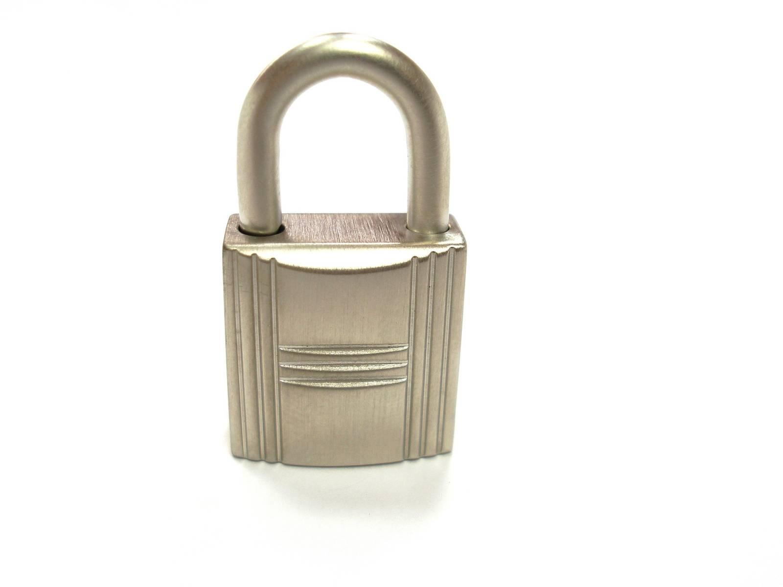 HERMES CADENAS LOCK & 2 KEYS FOR BIRKIN OR KELLY BOLIDE AND PICOTIN BAG 
BRUSH FINISH 
Numeroted N°100 
HAS BEEN TESTED
Its comes 2 KEYS 
Standard size : 2 cm x 3.5 cm ( with ring ) 
Sorry no box , no dustbag
READY TO SHIP NOW
Thank you for looking