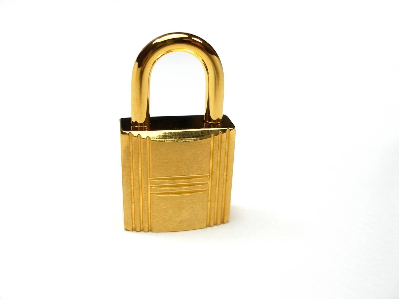 HERMES CADENAS LOCK & 2 KEYS FOR BIRKIN OR KELLY BOLIDE AND PICOTIN BAG 
CLASSIQUE SIZE
Gold plated brushed and shiny  (only part of the center is brushed gold plated )
HAS BEEN TESTED
Standard size : 2 cm x 3.5 cm ( with ring ) 
Numeroted and stamp