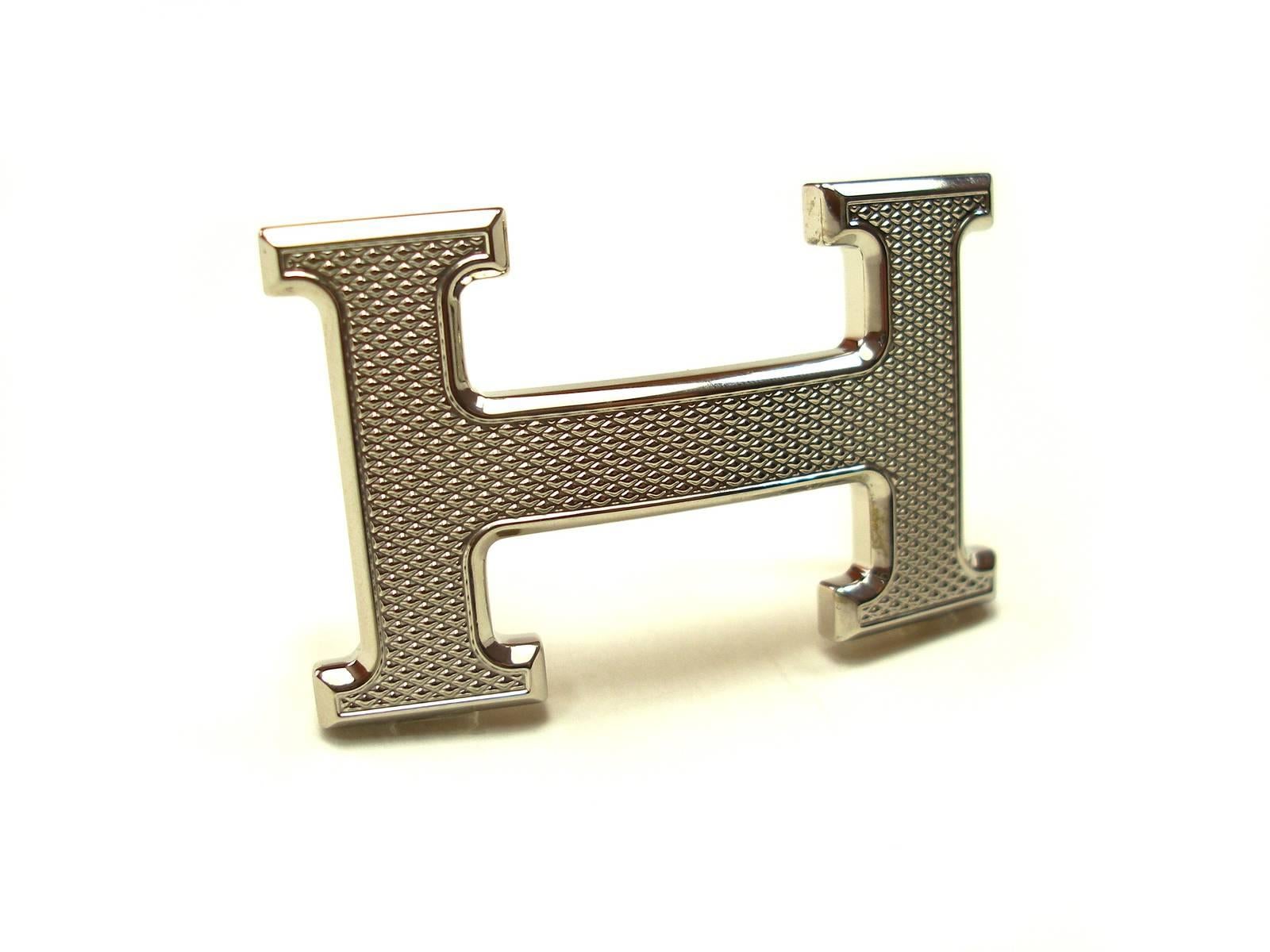 EXTRAORDINARY DIAMOND EFFECT !
Impossible to find in Hermès shop ! 
H Buckle Constance Guilloché for strap in 3.2 cm
Palladium 
Numéroted : JA 0178
Stamp : Hermès Made in France
Please note : only H Buckle / No strap 
Condition : in front: as new