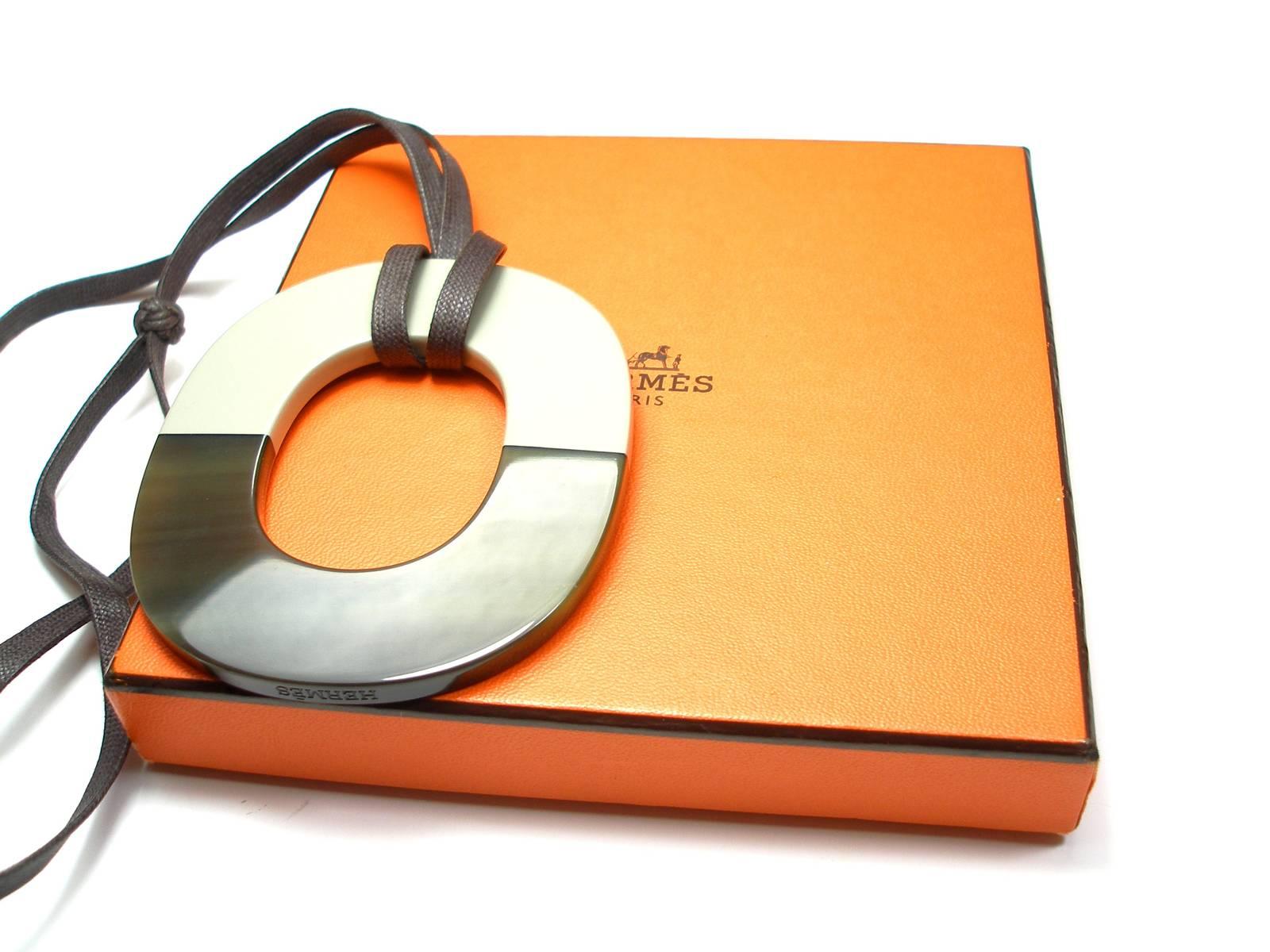 Hermès Pendentif Isthme Corne de Buffle and laque Flanelle GM Size 2