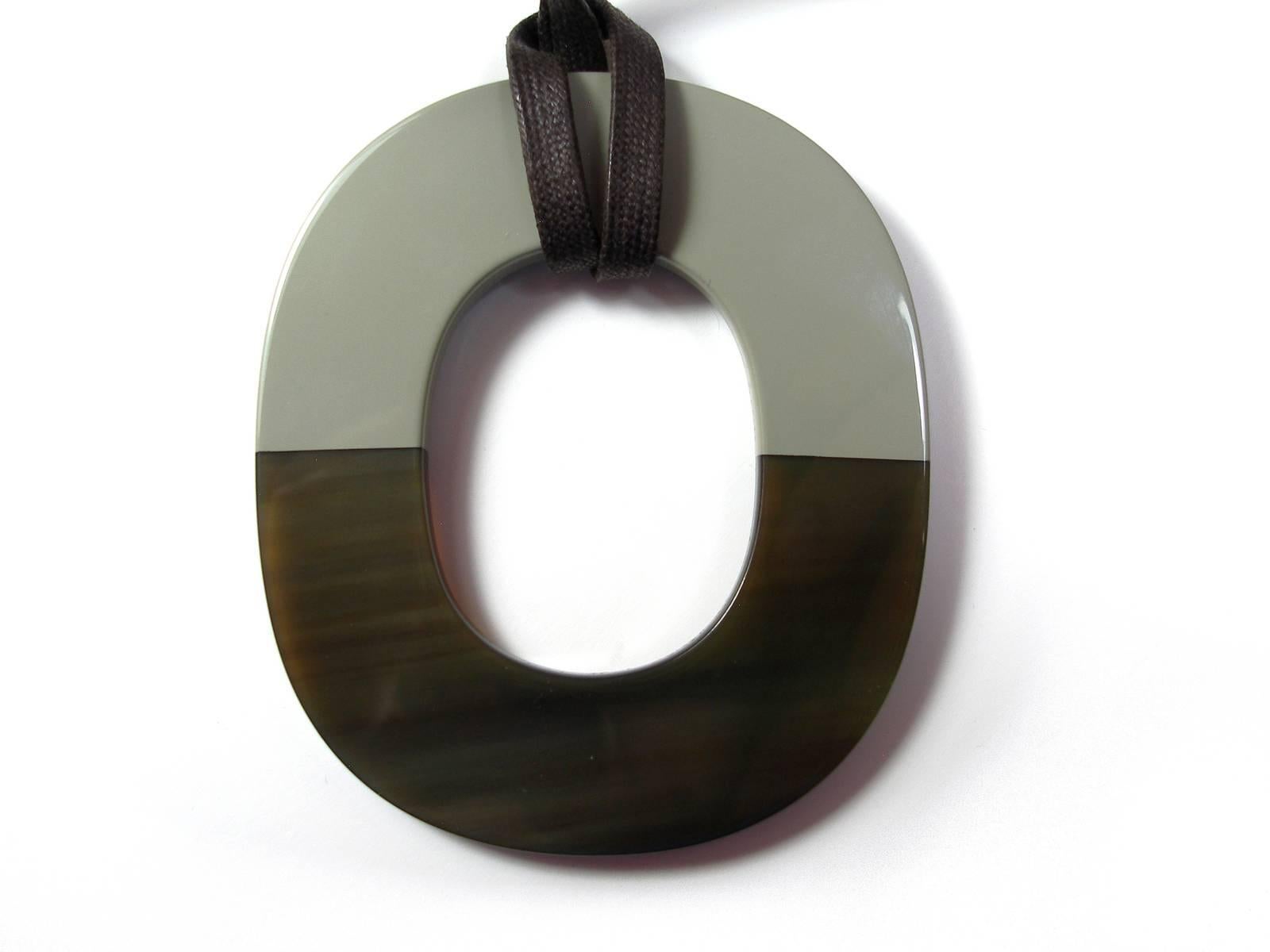 Hermès Pendentif Isthme Corne de Buffle and laque Flanelle GM Size In Excellent Condition In VERGT, FR