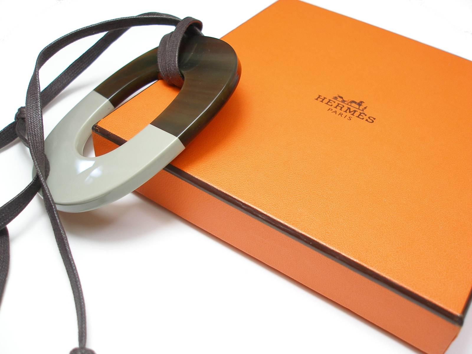 Hermès Pendentif Isthme Corne de Buffle and laque Flanelle GM Size 4