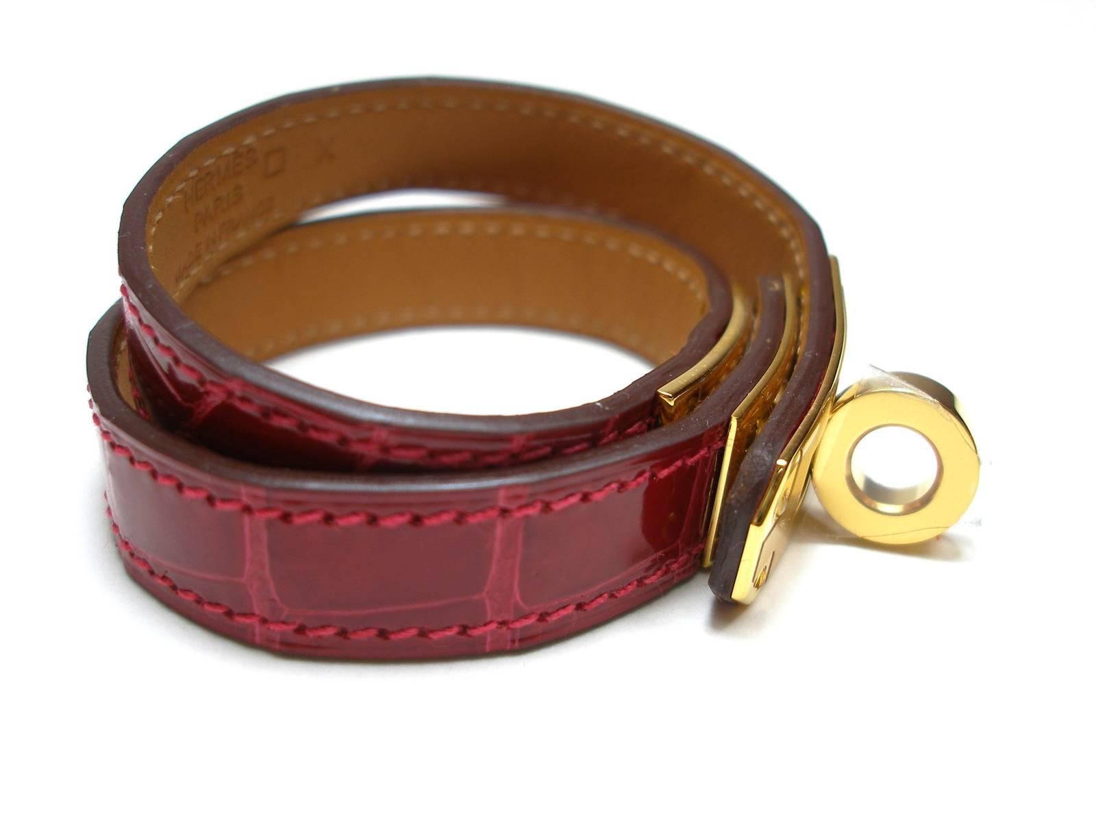 MAGNIFIQUE Hermes Kelly Bracelet 
Exotic leather Alligator
Color : rouge braise 
Hardware in Gold plated 
Inside stamped Hermès Paris 
SMALL SIZE T2 
Fits a wrist small size or 5.5 