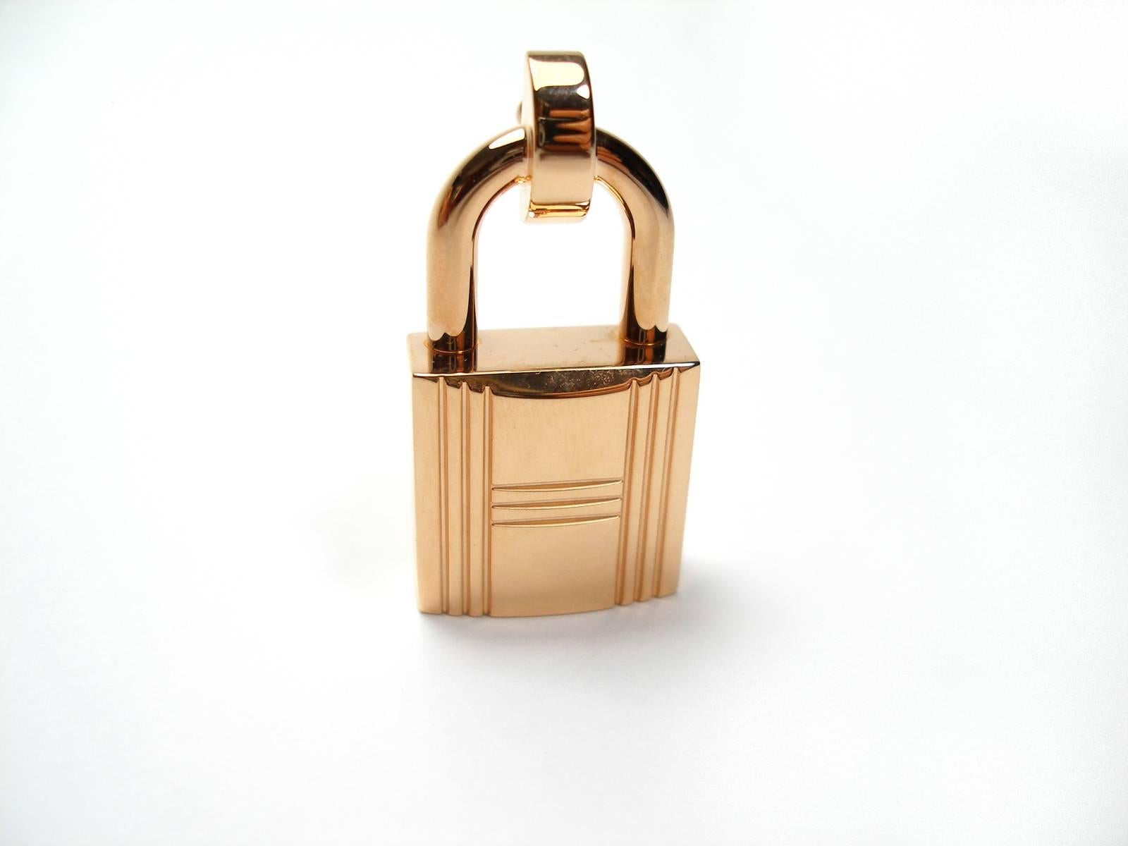 SO CUTE ... NEW COLLECTION Hermès ,
Impossible to find in Hermès shop 
Magnific Hermès Buckle Cadenas 
Slightly pinkish gold plated 
Stamped Hermes Paris Made in France
Numeroted LO 0158 
For strap in 13 mm or 1.3 cm 
Please : only buckle no strap