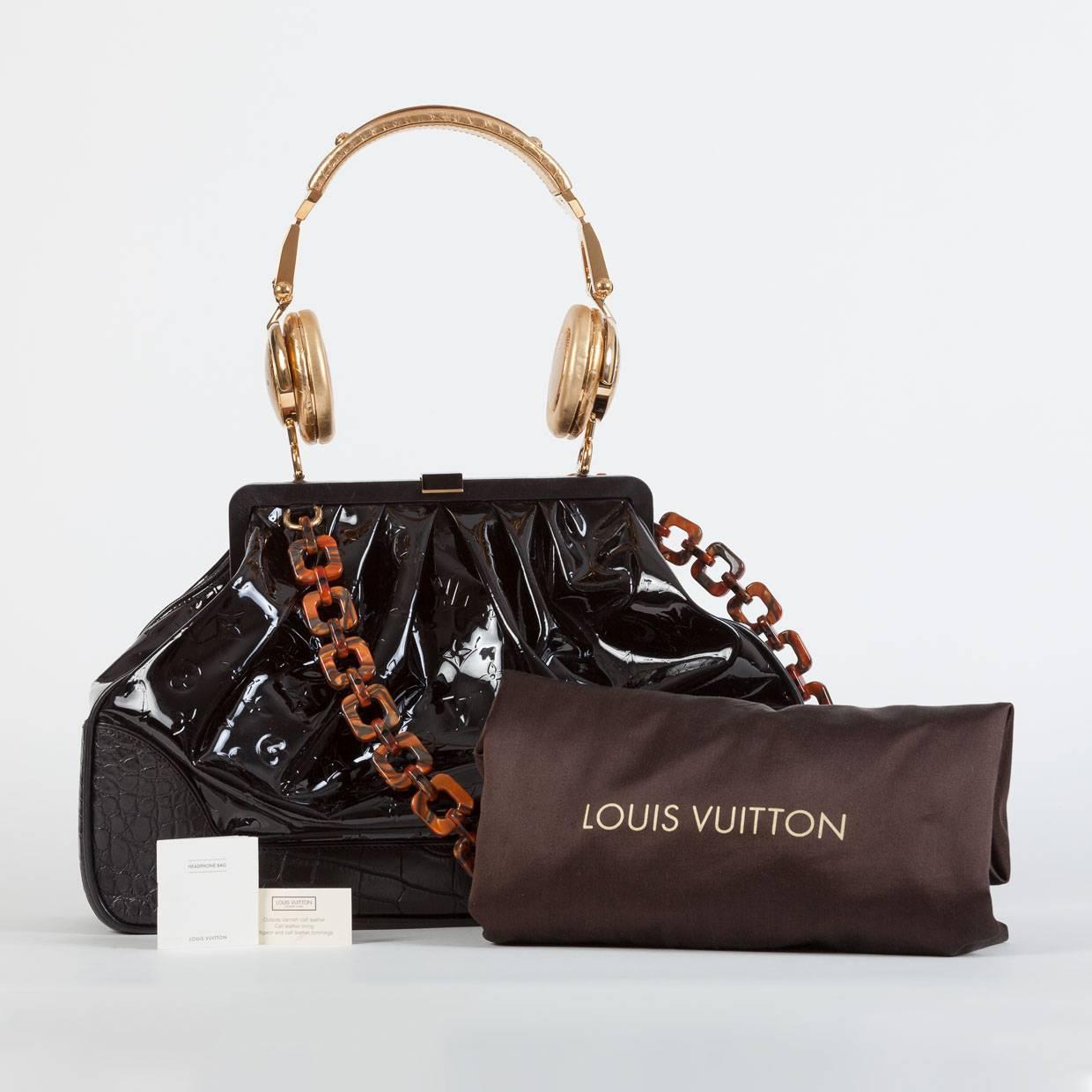 Fondata nel 1854 a Parigi, in Francia, Louis Vuitton e il direttore artistico Marc Jacobs hanno introdotto il famoso Monogram Vernis nel 1997. Da allora, il mondo è impazzito per questi iconici pezzi d'autore. In francese 