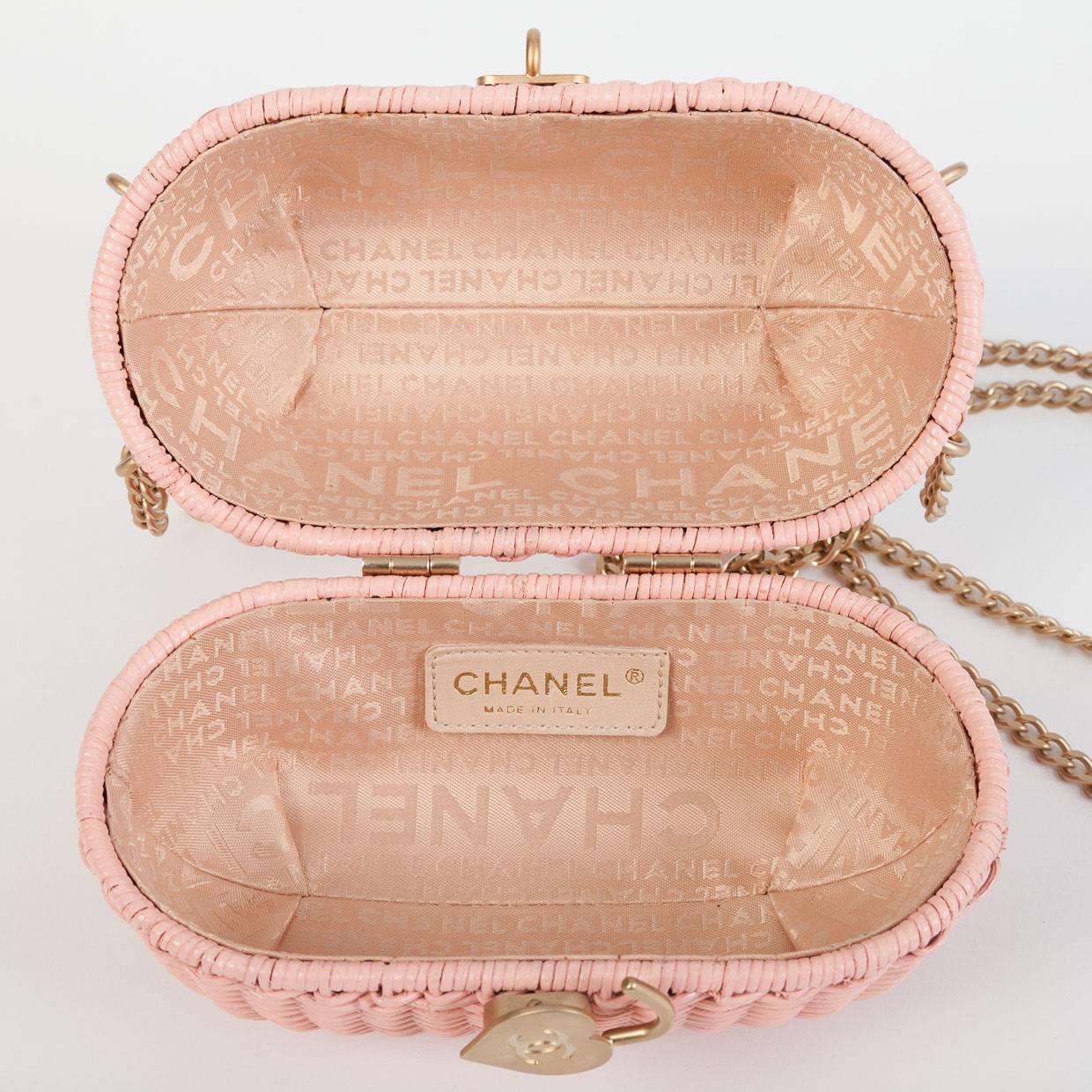 Rare Chanel Pink Wicker Straw Heart Closure 2-Way Handle or Crossbody Bag NWT In New Condition In Columbia, MO