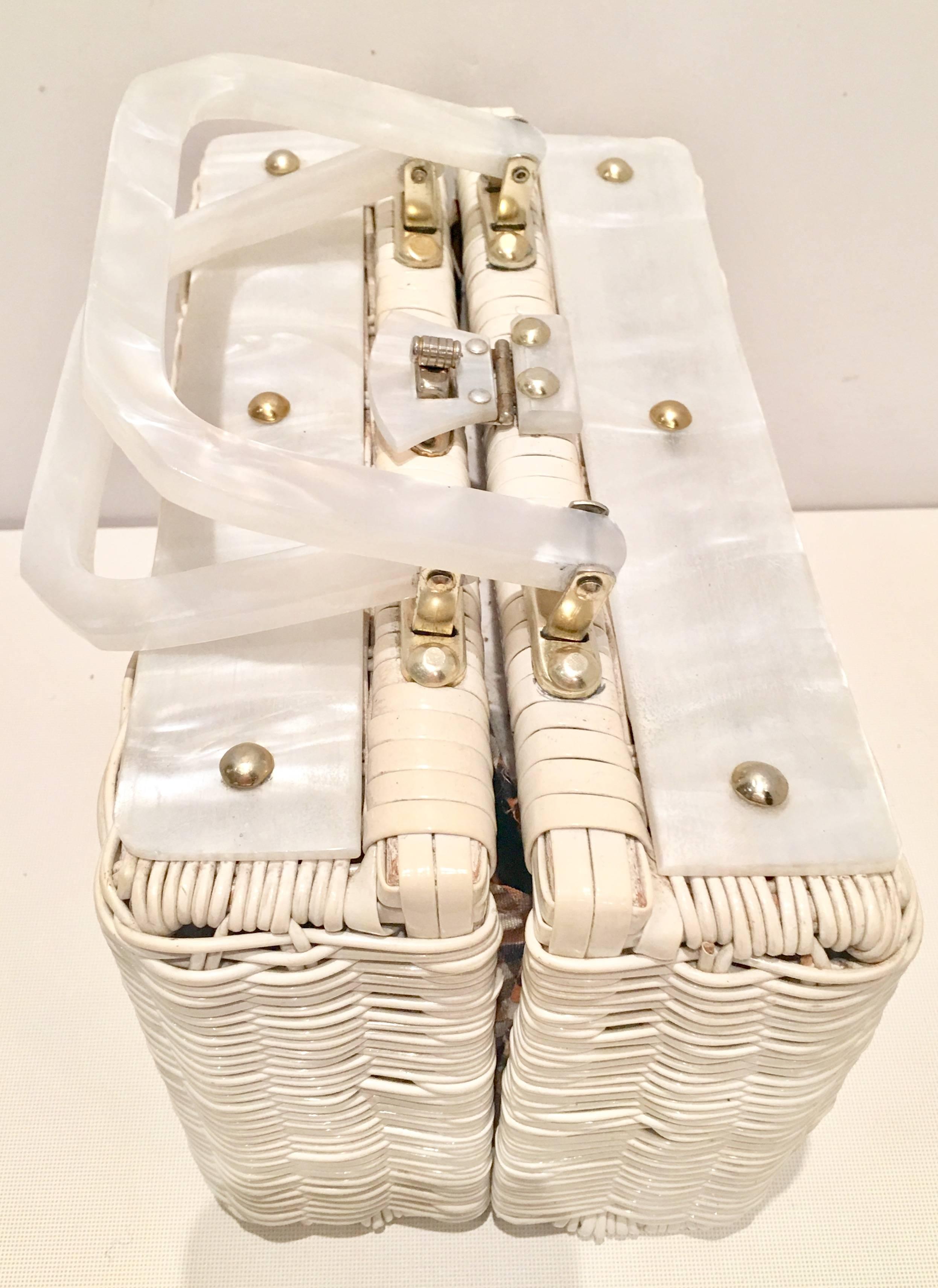 1960'S Wicker & Lucite Hong Kong Handbag In Excellent Condition In West Palm Beach, FL