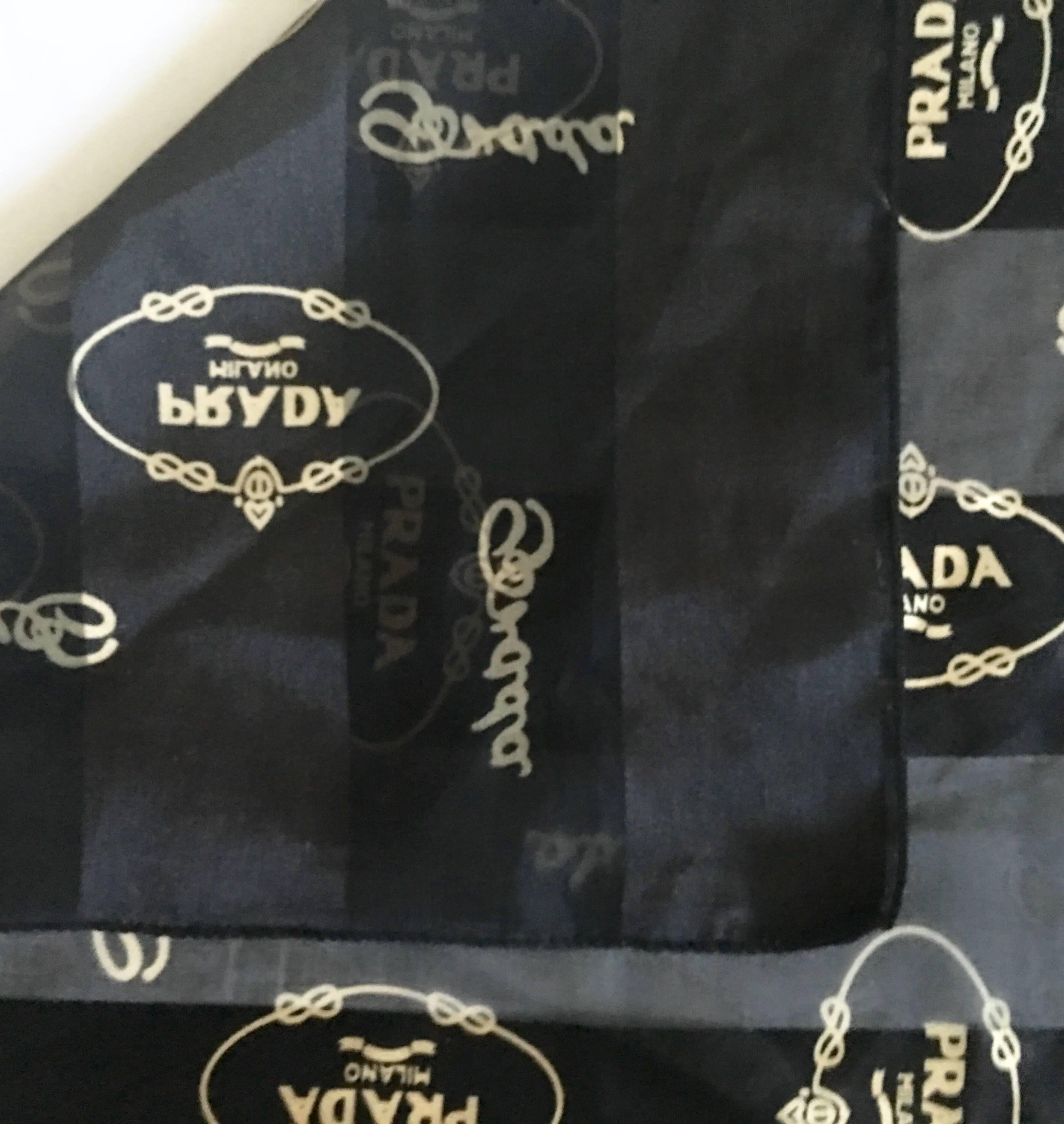 Prada Milano - Écharpe en mousseline de soie rayée noire et or avec logo, vintage 1