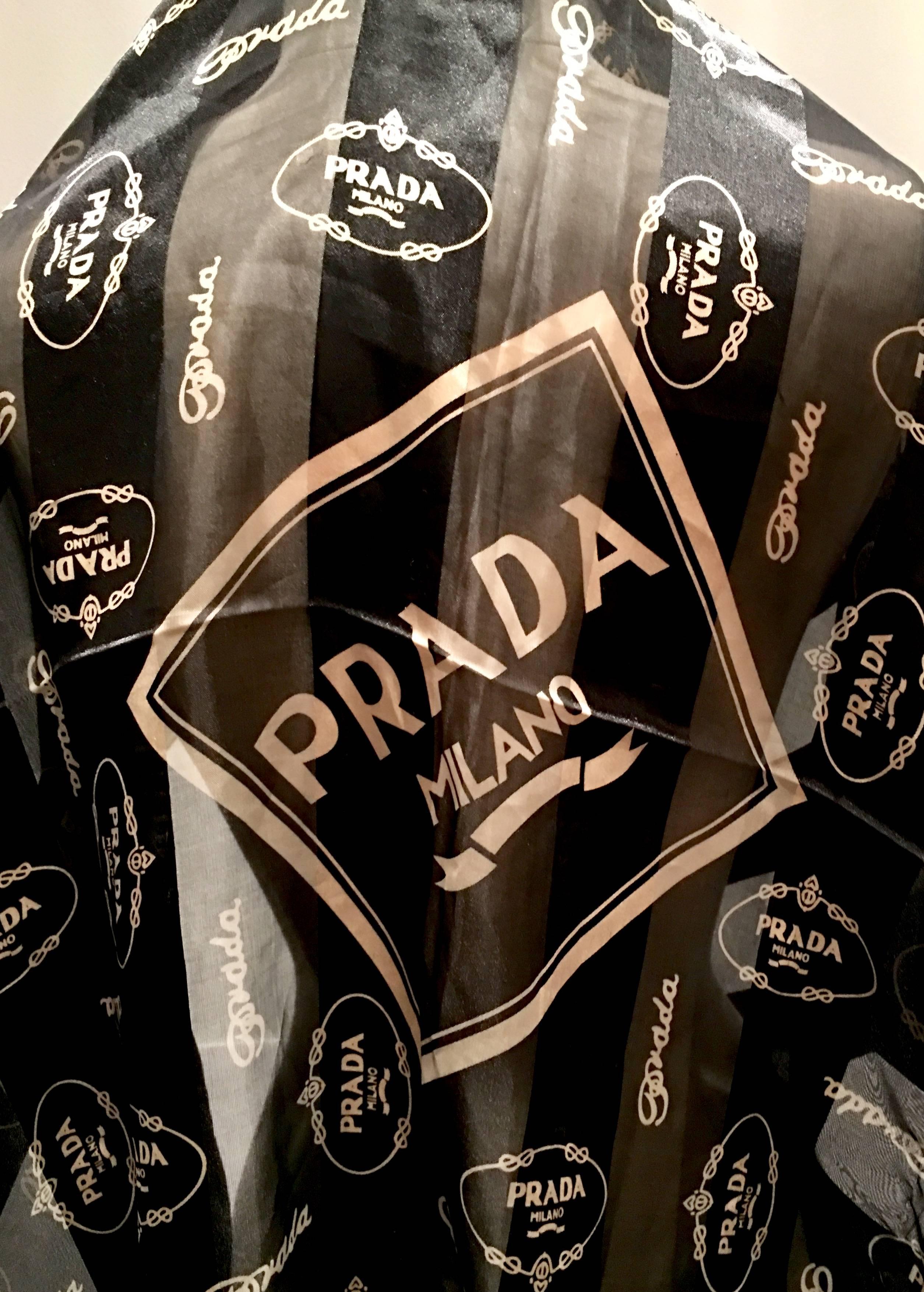 Rare écharpe Prada à rayures noires et or en mousseline de soie - Cette spectaculaire écharpe Prada Milano à rayures noires et or est large (38 pouces carrés). Il peut être porté comme un châle, une écharpe ou être accessoirisé de plusieurs façons.