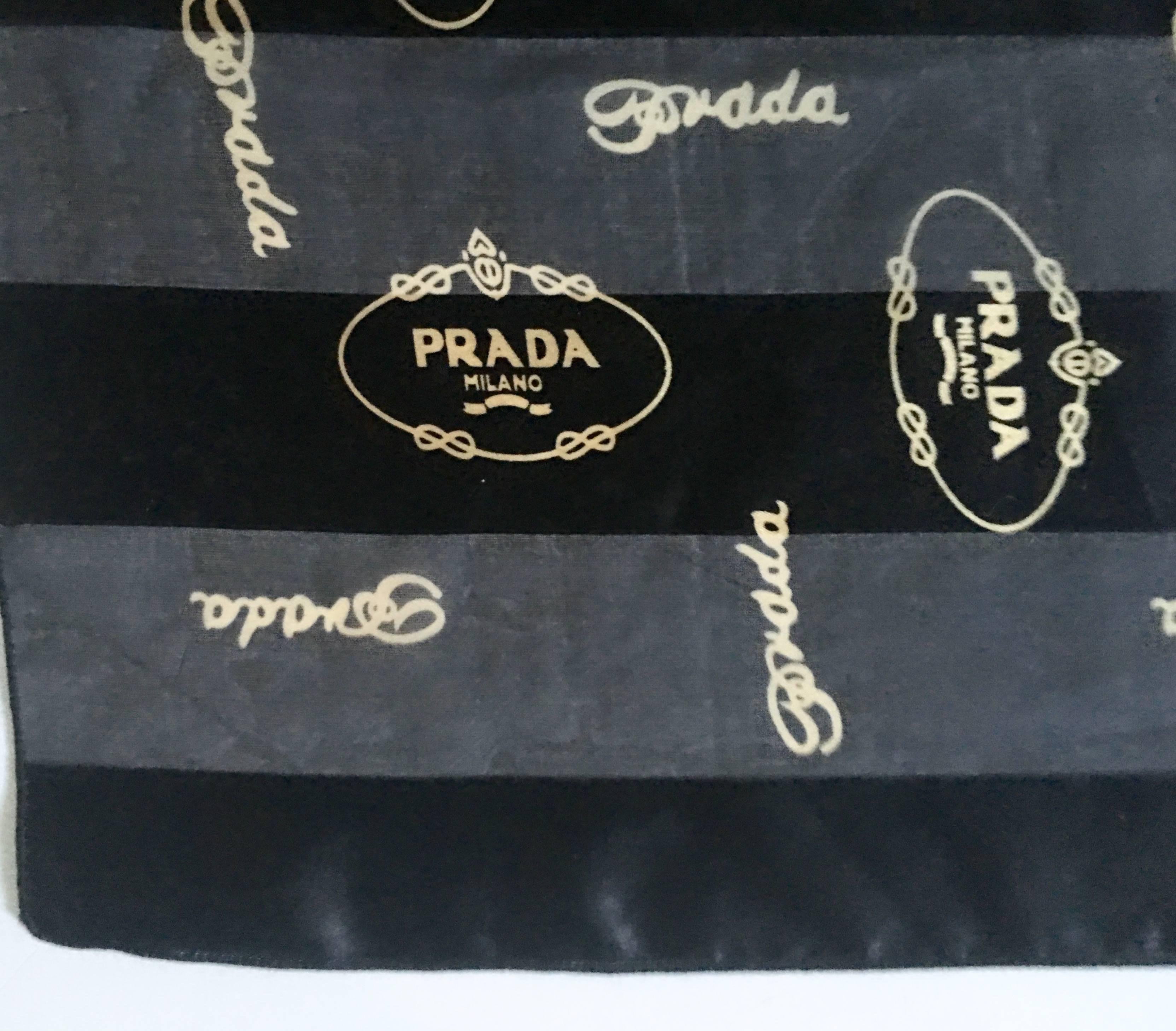  Prada Milano - Écharpe en mousseline de soie rayée noire et or avec logo, vintage Unisexe 