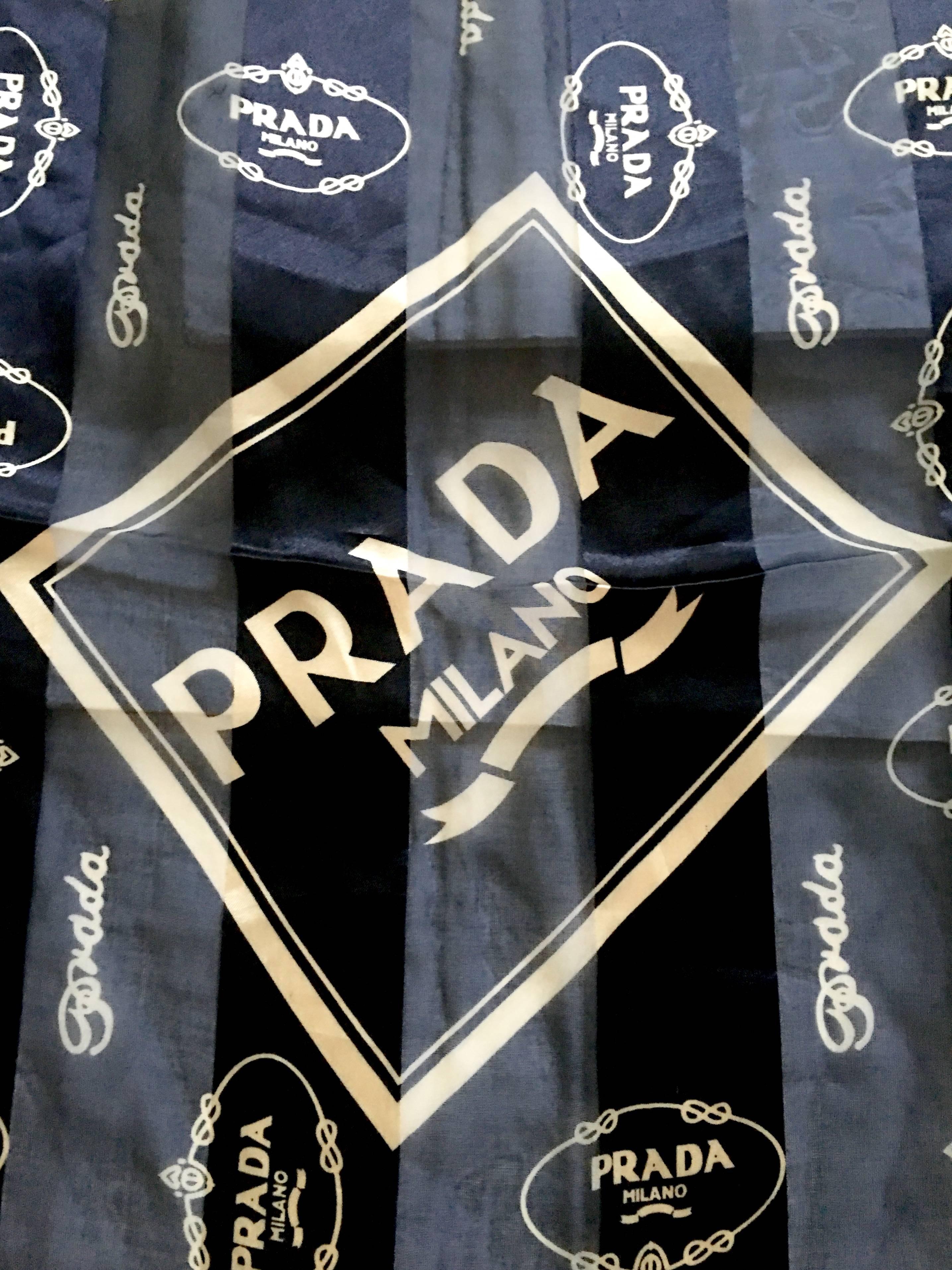 Noir Prada Milano - Écharpe en mousseline de soie rayée noire et or avec logo, vintage