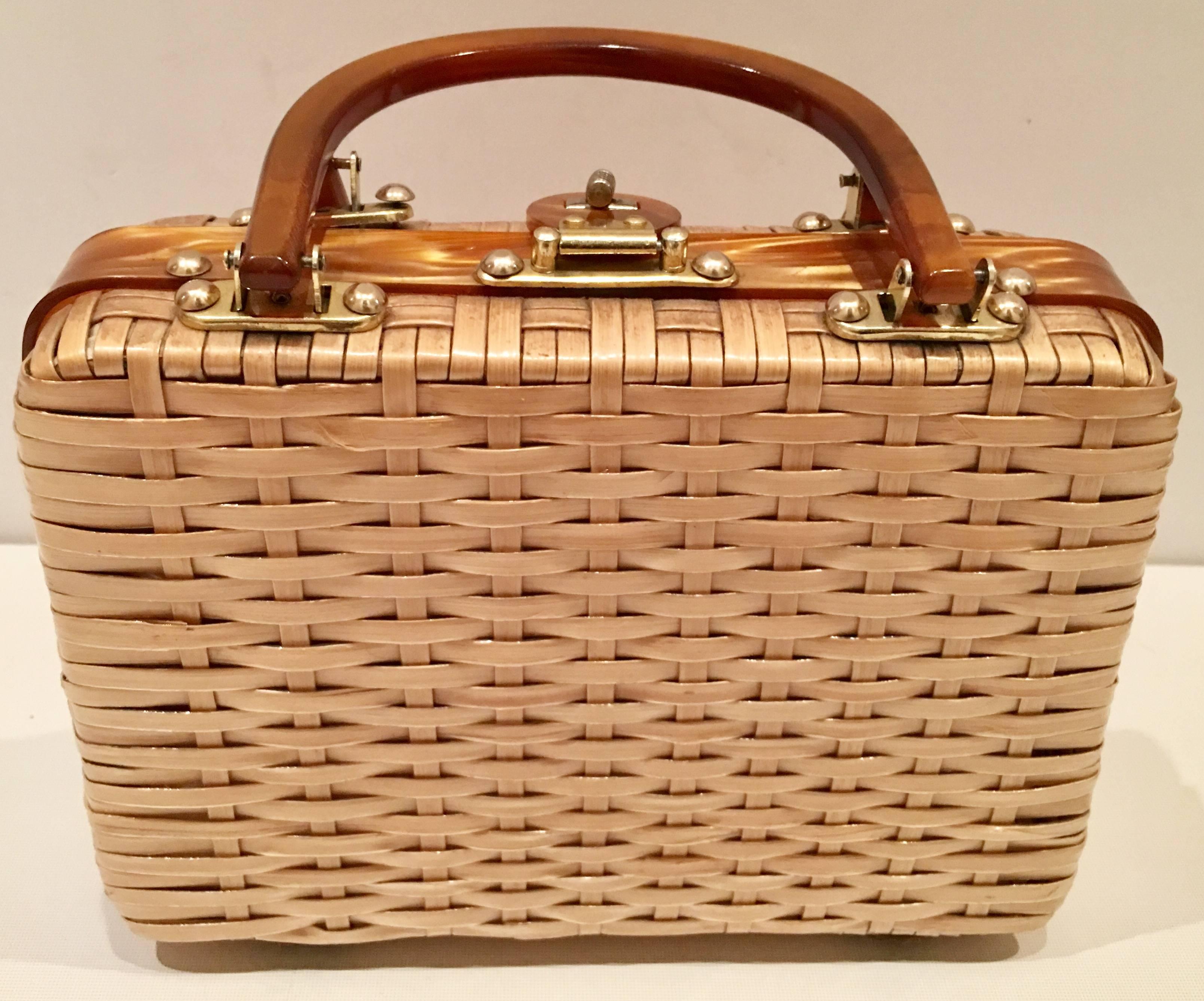 60'S Wicker and Lucite Bead Hong Kong Handbag In Excellent Condition In West Palm Beach, FL