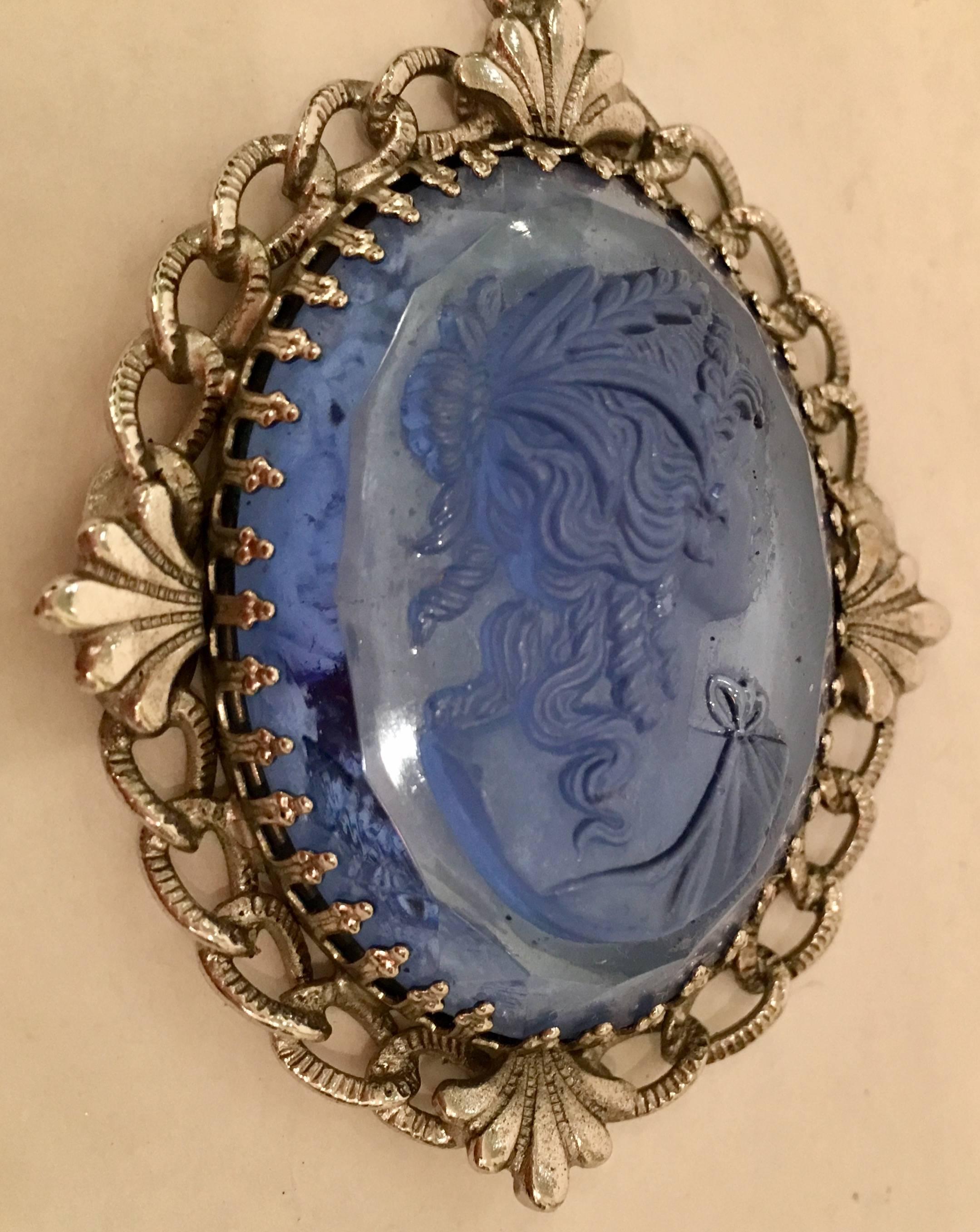 60'S Whiting & Davis Carved Glass Cameo Pendant Necklace In Excellent Condition In West Palm Beach, FL