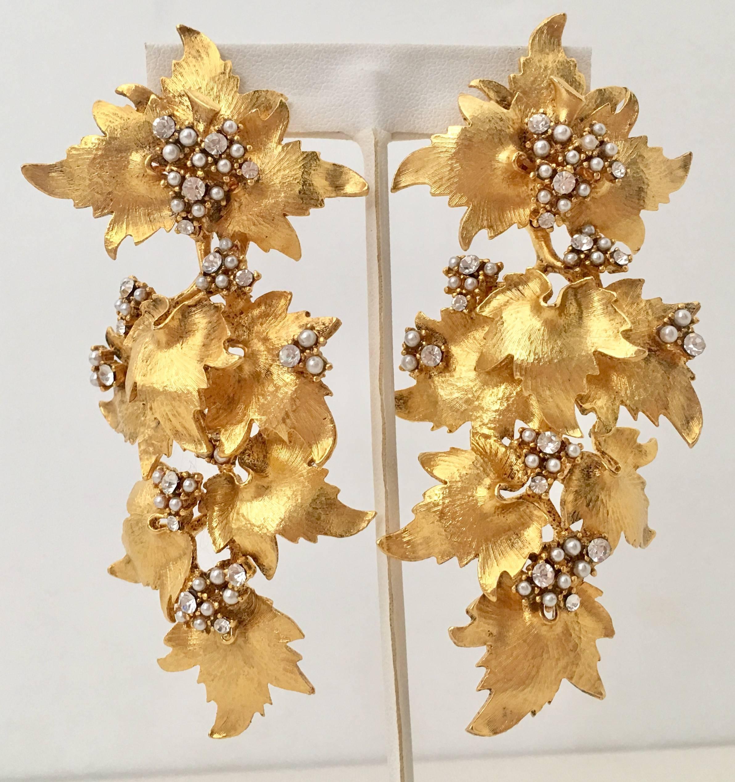 90'S Dramatic Organic Modern & Monumental Stanley Hagler style, brushed gold plate/wash long dangling seed pearl and crystal clear rhinestone detail maple leaf clip style earrings.
Unmarked, most likely Mark Mercy or Ian St. Gieler made. These