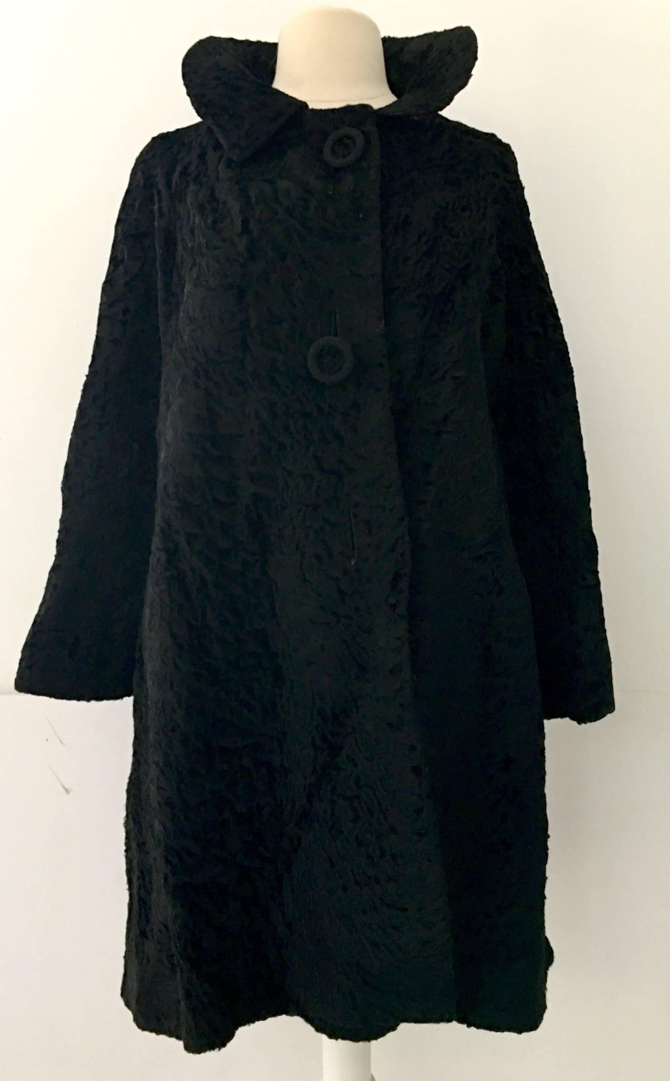 Vintage Black Persian Lamb Fur Swing Coat. Features a Peter Pan Collar, three quarter inch bell sleeves, oversized black Persian lamp buttons, two side pockets. Fully lined with original furrier tag in place, Thal's-Dayton Ohio.
Fits like a medium