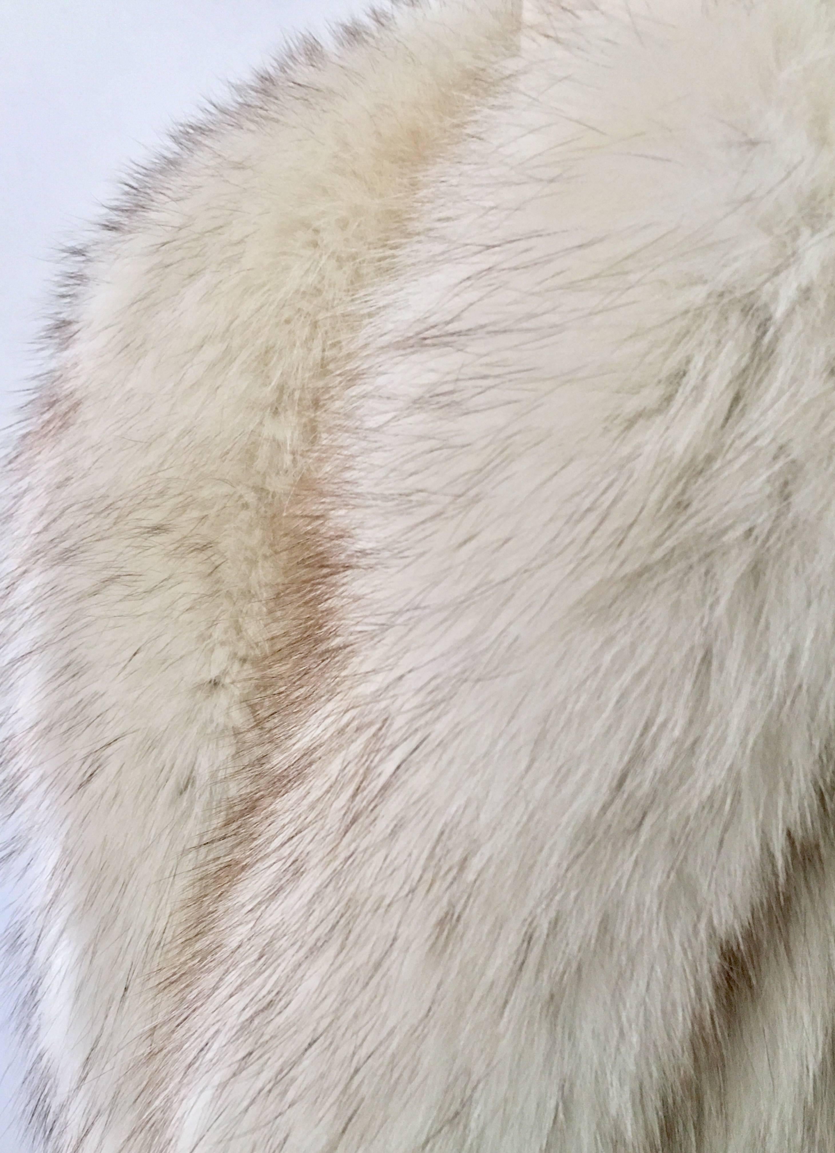 VIntage Winter White Fox Fur Coat In Excellent Condition In West Palm Beach, FL