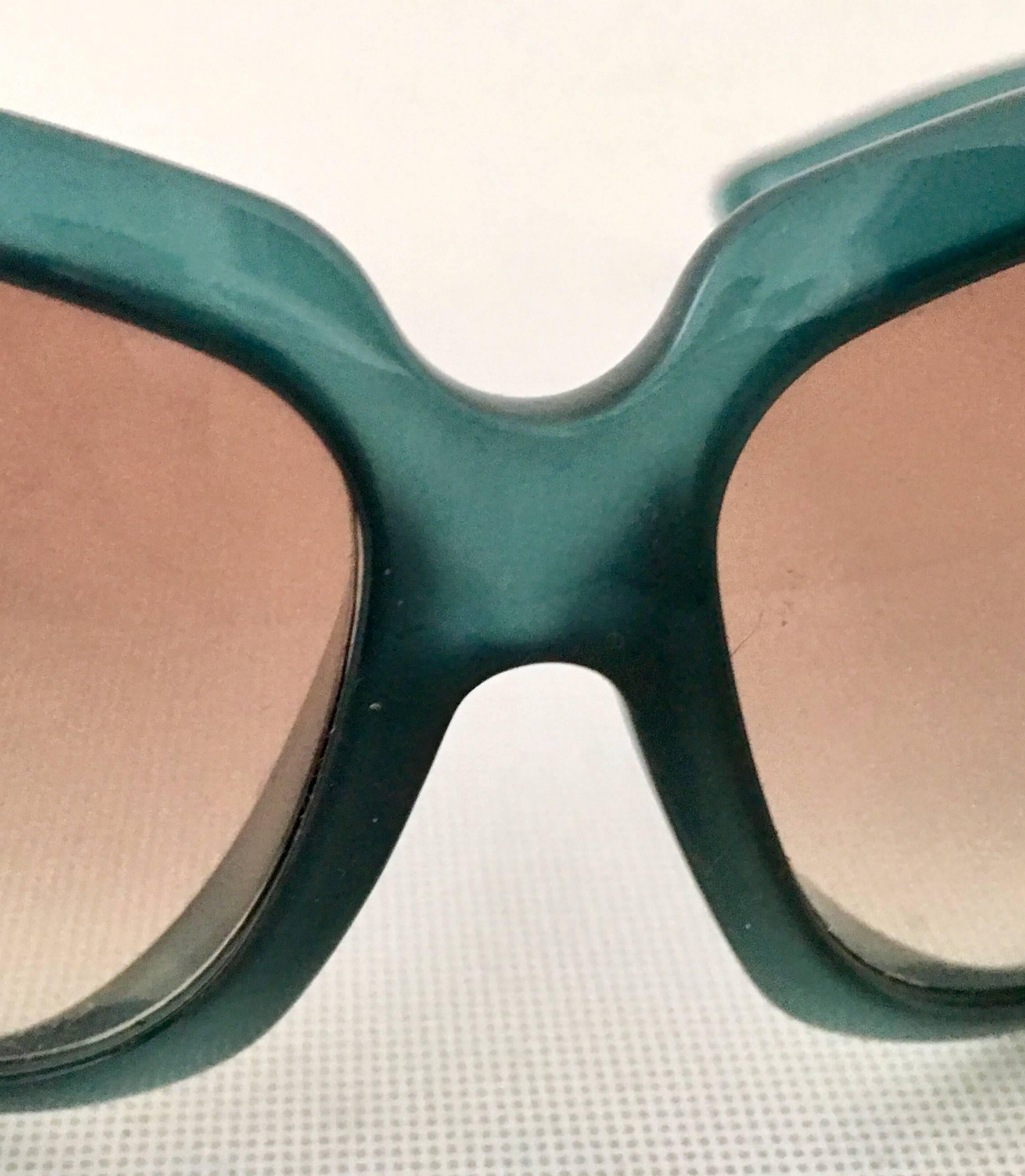Women's or Men's 2007 Gucci Teal Oversized Logo Sunglasses-Italy