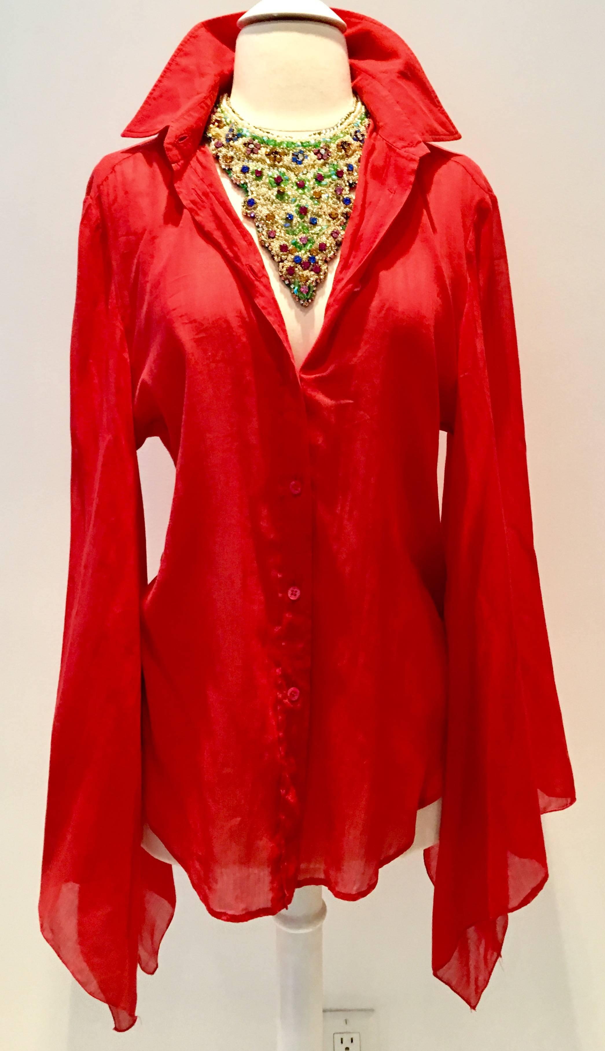 Vintage Gucci bright red bell sleeve button down Italian cotton fitted blouse.
The original "Gucci" Made In Italy tag is in tact. Sleeve measures 30" inches in length from shouler.