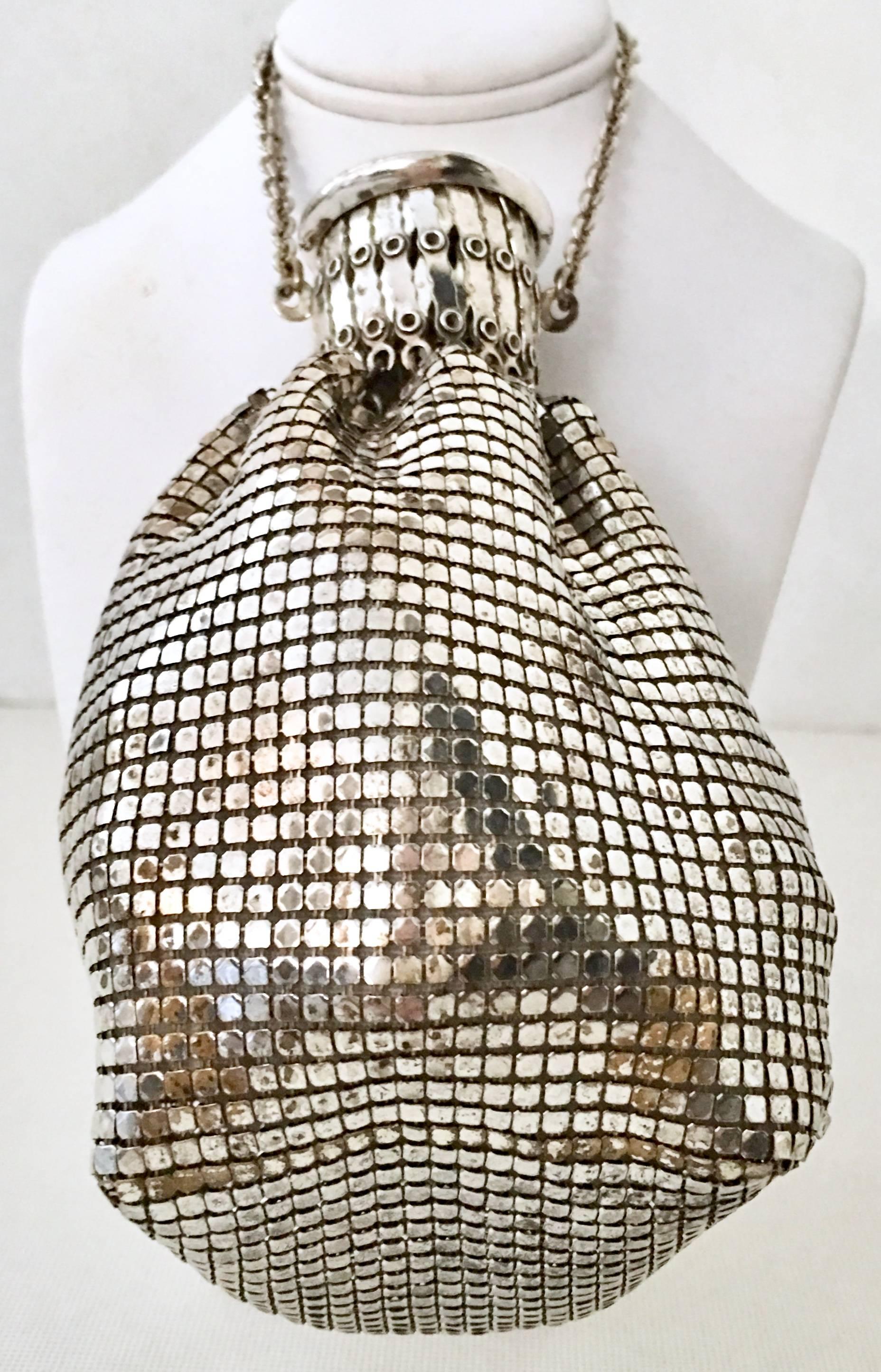 20'S Whiting & Davis Art Deco Silver Metal Mesh Wristlet Evening Bag In Excellent Condition In West Palm Beach, FL