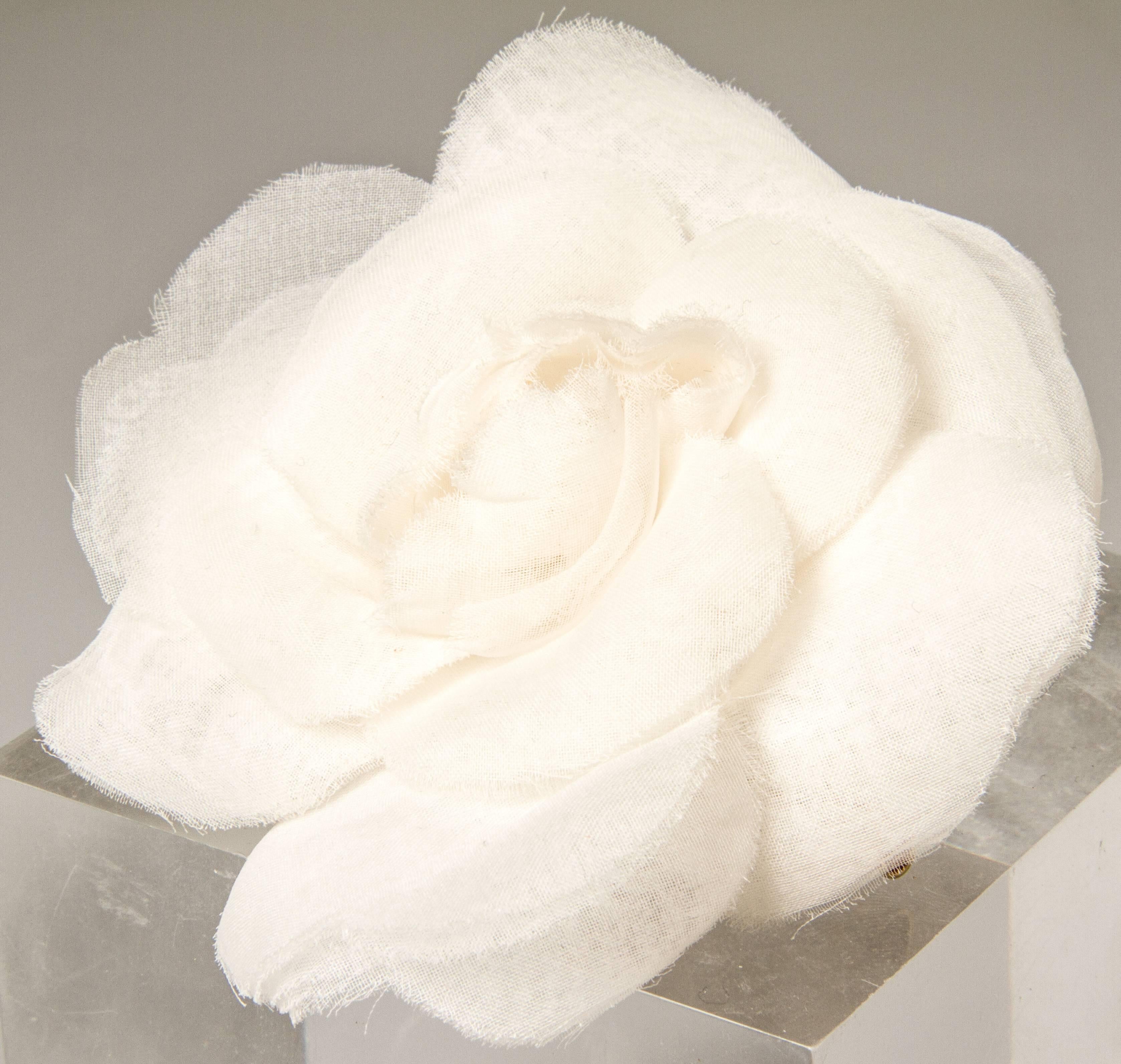 Vintage CHANEL White Camellia Brooch In Excellent Condition In Chicago, IL