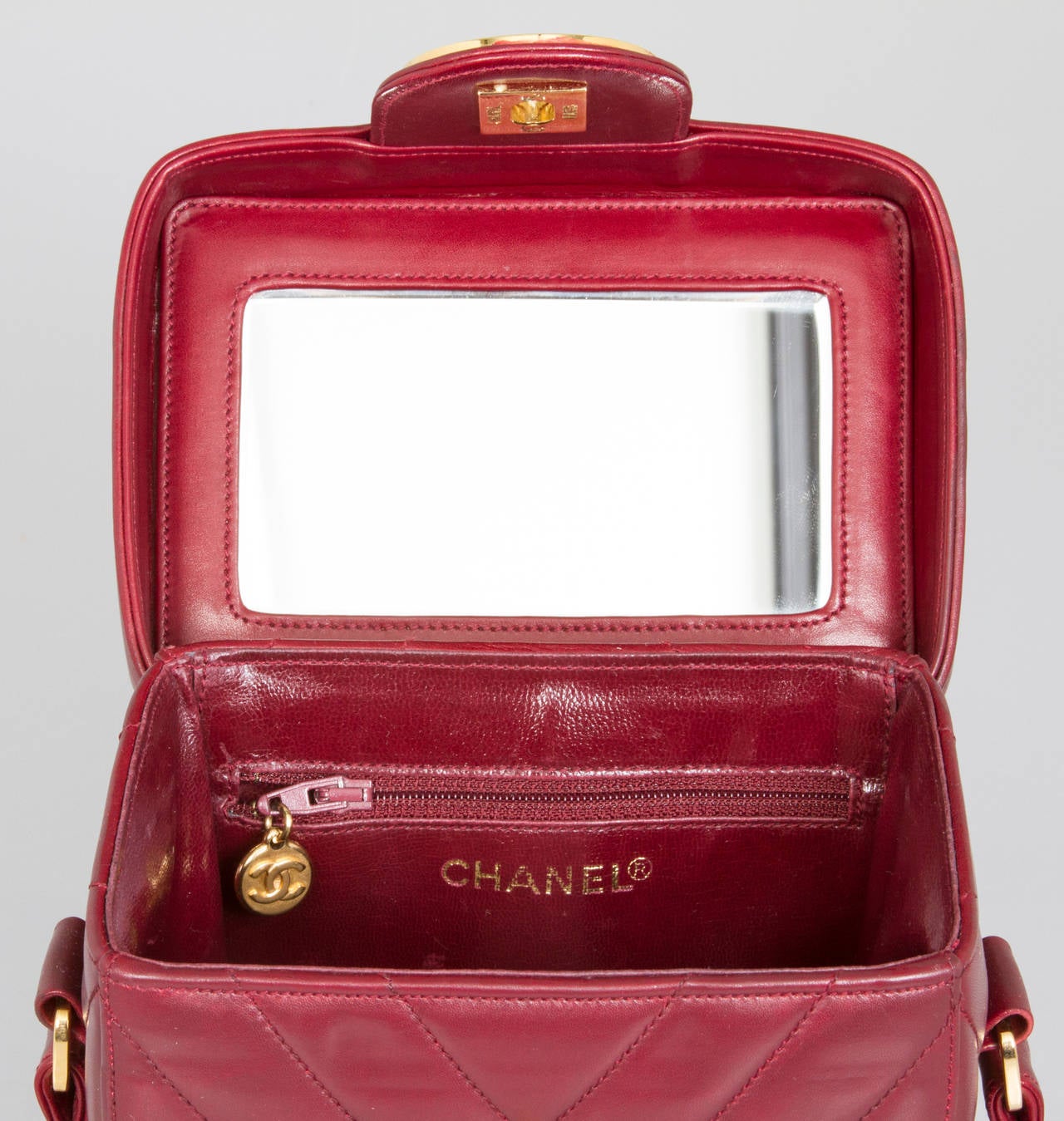 Women's Unusual CHANEL Red Leather Chevron Shoulder Bag