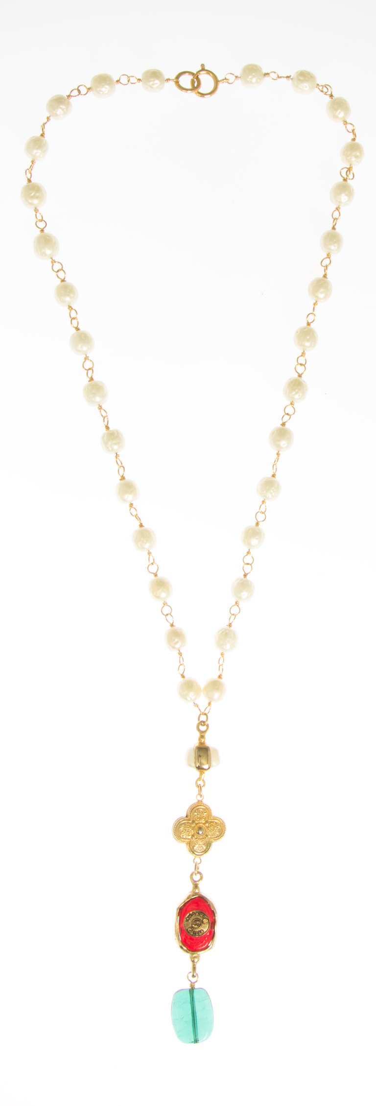 This is a beautiful necklace.great worn by itself or layered with other fabulous CHANEL pieces!  The necklace itself is 25