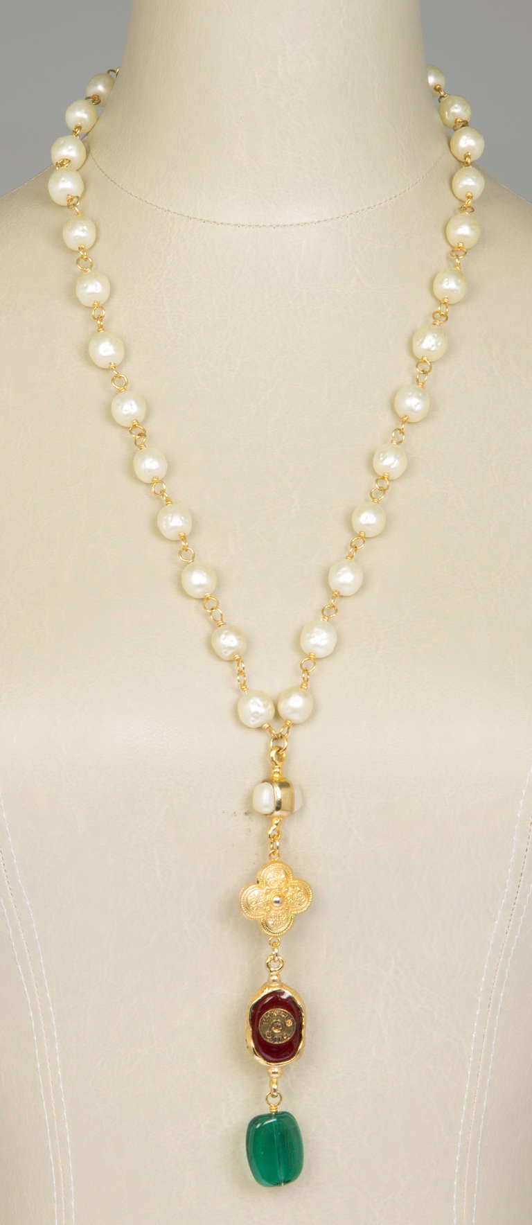 Chanel Faux Pearl and Gripoix Glass Pendant Necklace In Excellent Condition For Sale In Chicago, IL