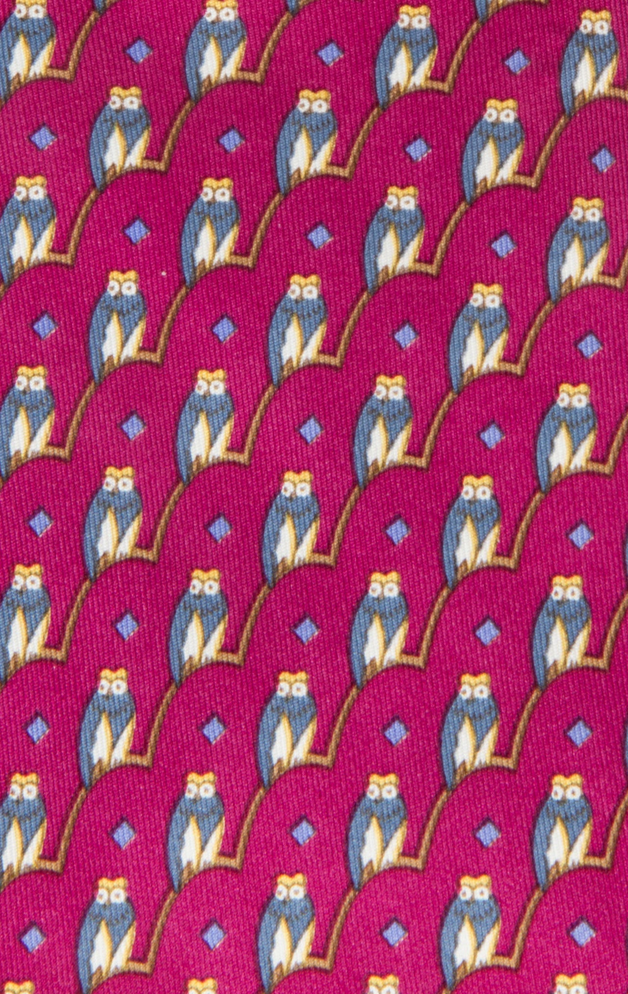 This s a wonderful tie in a great color with a repeat pattern of Owls