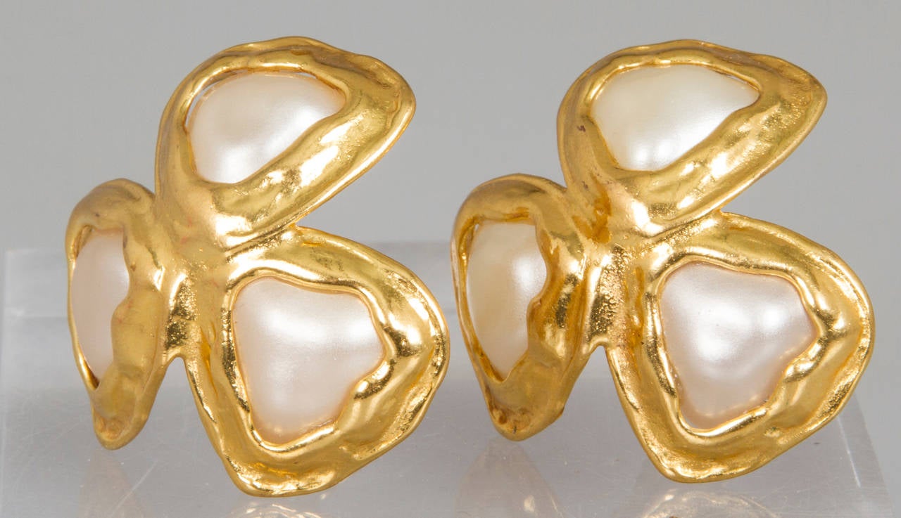 CHANEL Pearl Stylized Cloverleaf Earrings In Excellent Condition In Chicago, IL