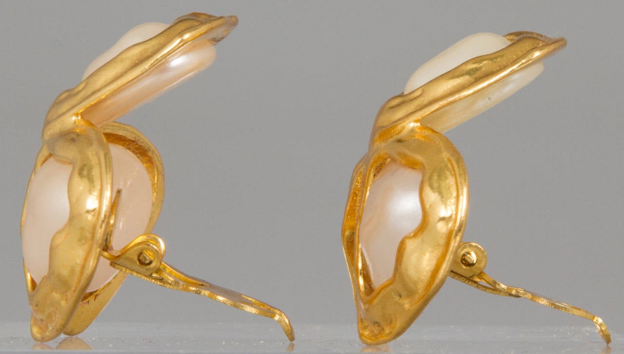 Love the textured gold contrasting with the pearl.  These are very chic on and are from Season 29.