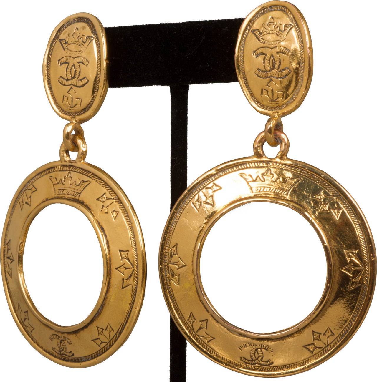 Vintage CHANEL Hoop Earrings In Excellent Condition In Chicago, IL