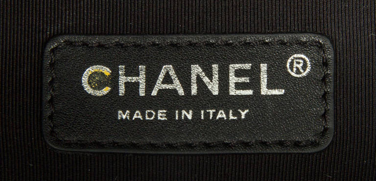 Graphic CHANEL Handbag with Resin Handles and Logo Pull 3