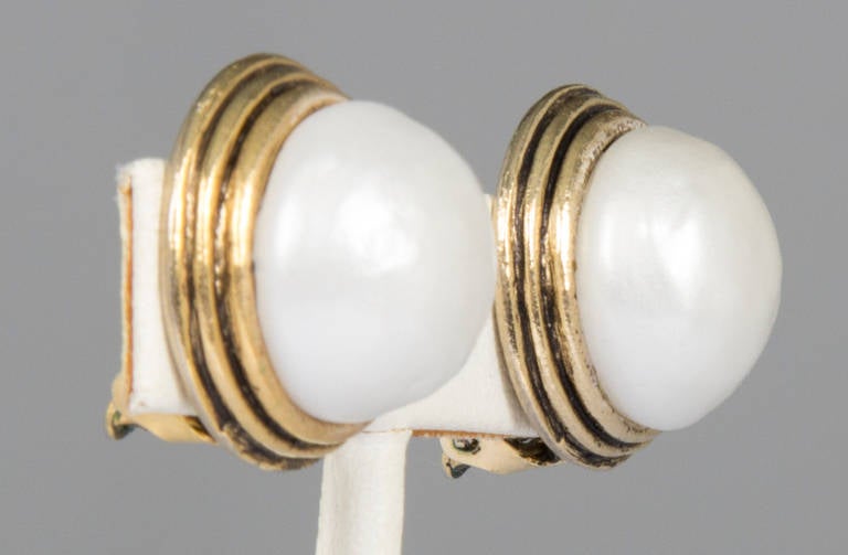 Pair of Classic CHANEL Faux Pearl Clip on Earrings In Excellent Condition In Chicago, IL