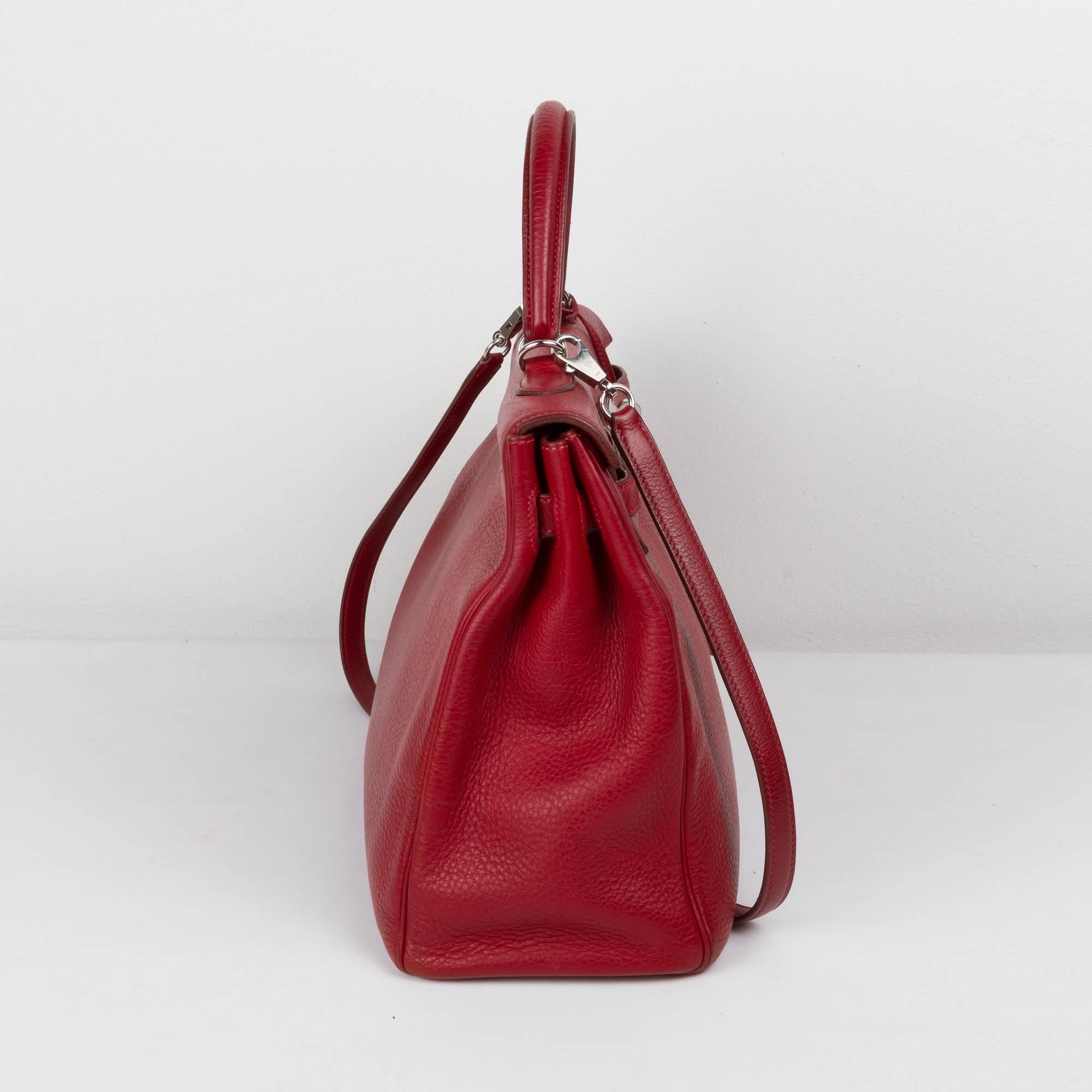 Hemés Kelly in clemence taurillon
Rouge garance colour
Silver plated hardware
Year: 2006

Very light signs on the corners.
The bag comes with no set