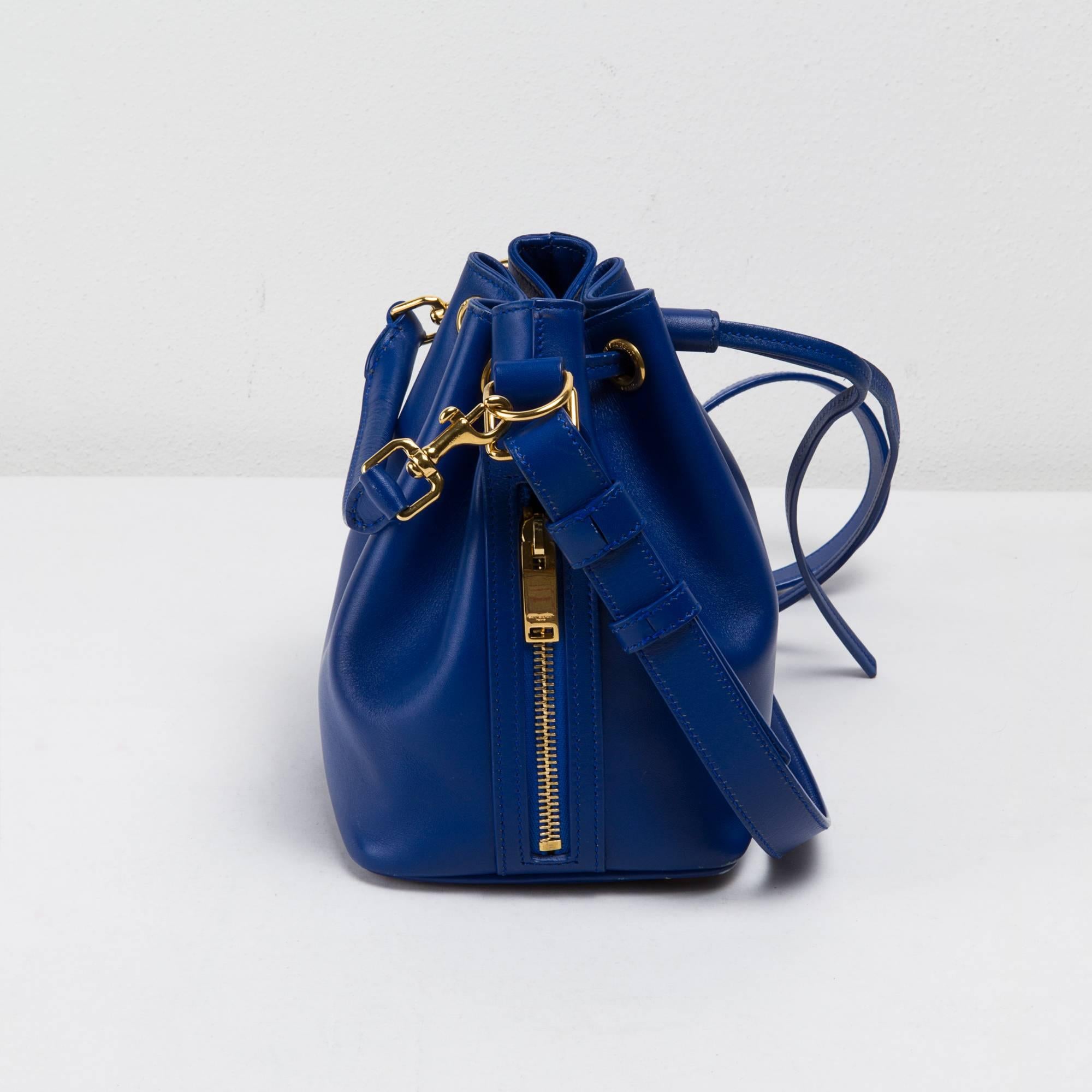 Yves Saint Laurent, small bucket in electric blue leather.
Adjustable shoulder strap; it can be worn crossbody.
Very light signs of wear.