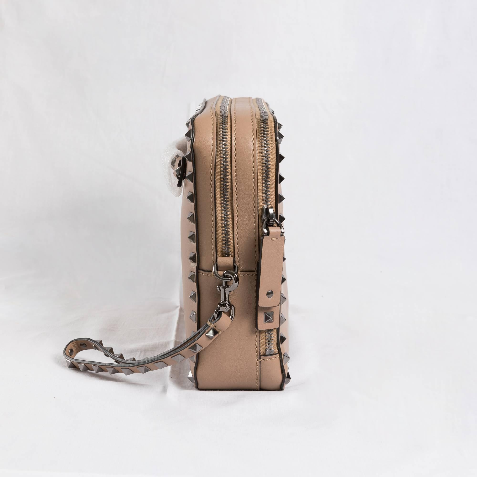 Valentino Garavani's Rockstud Man's Clutch from the recent past collection of Spring Summer 2016. 
Materials: Hazelnut leather and pewter hardwares.
New, never worn. 
Rear handle, two zippers, inner pockets.
The bag comes with its original dustbag.