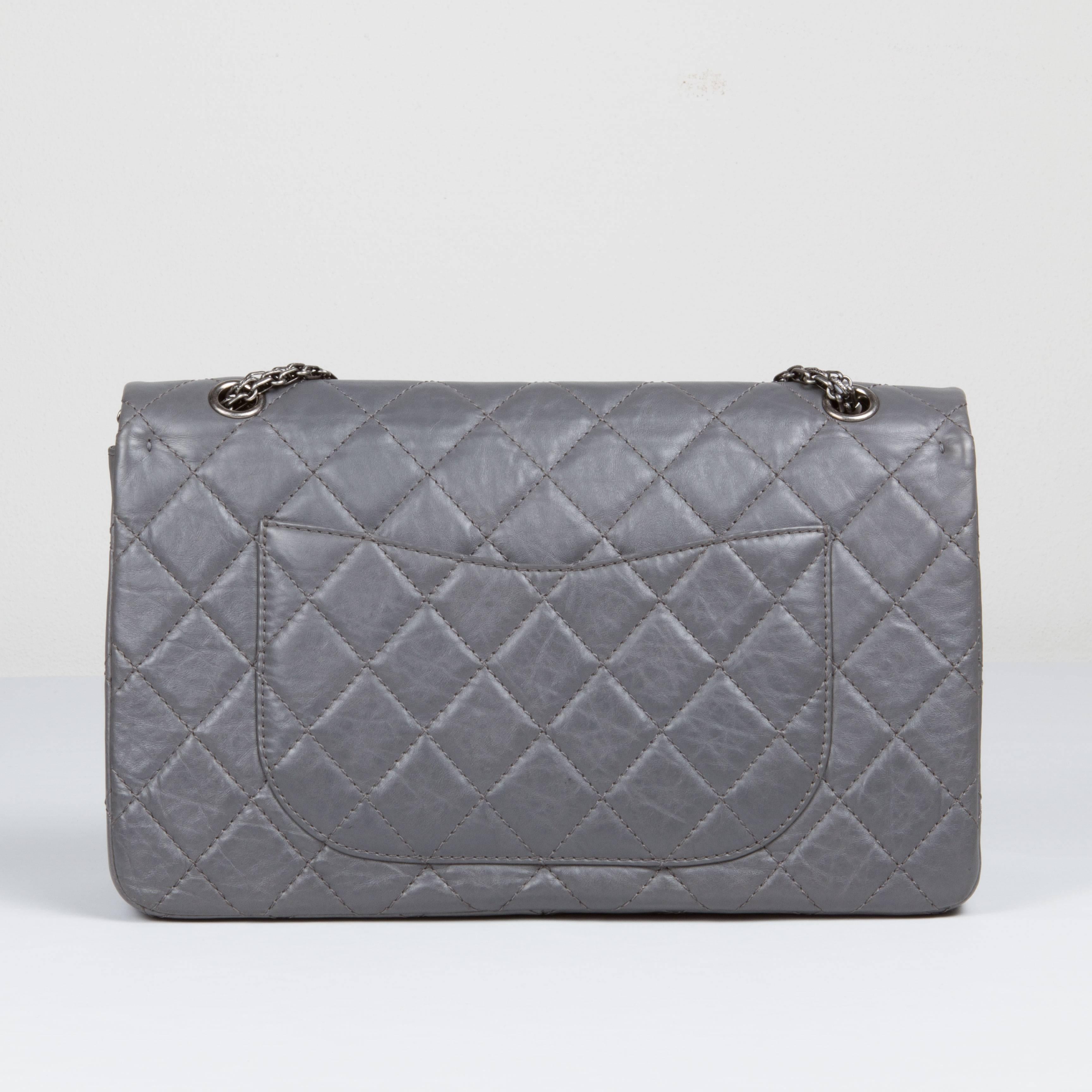 Chanel Reissue 227 double flap in grey distressed leather.
Ruthenium hardwares.
The bag comes with its original set (box, dustbag and card).
Code 14.
Excellent conditions.