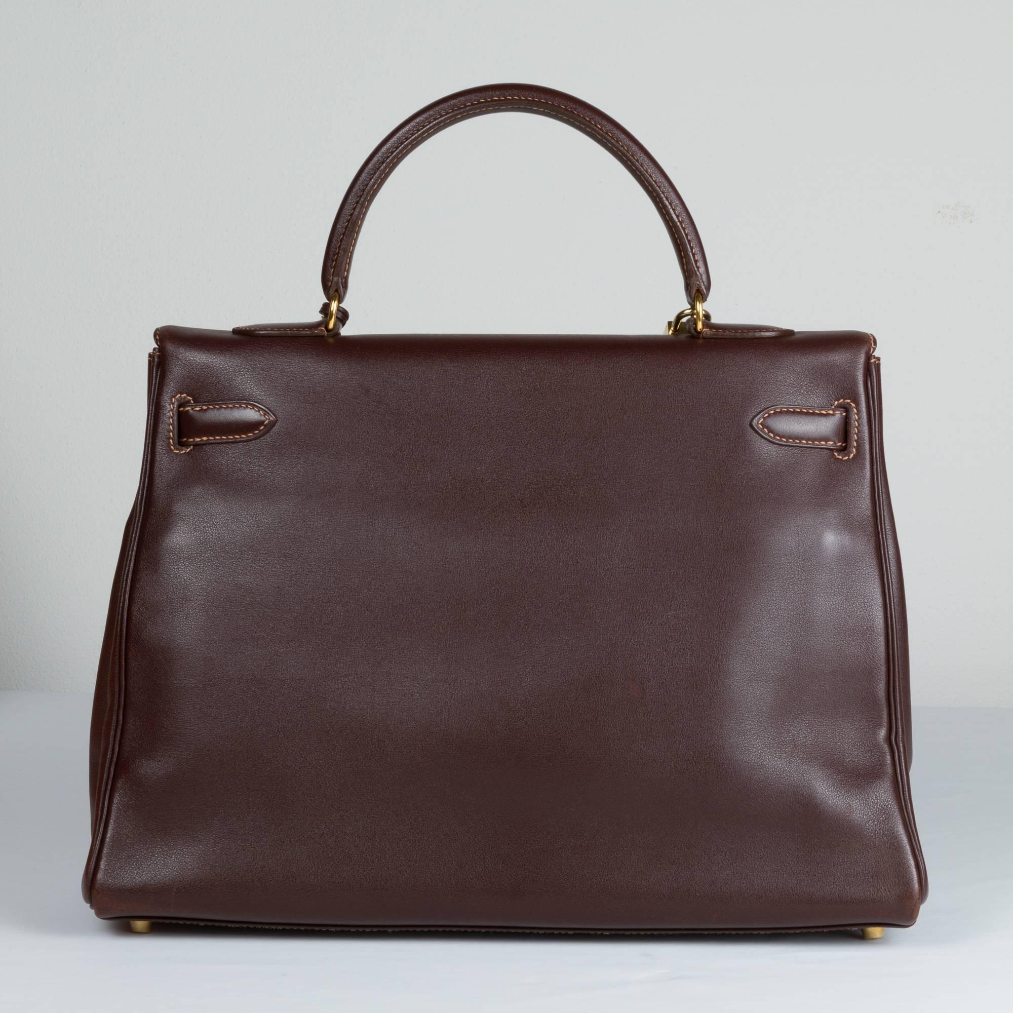 Kelly Hermes in swift leather brown chocolate.
Golden hardwares.
The bag comes with its dustbag, shoulder belt, clochette, padlock and keys.
"A" letter in the square, year 1997.

Very good conditions.
