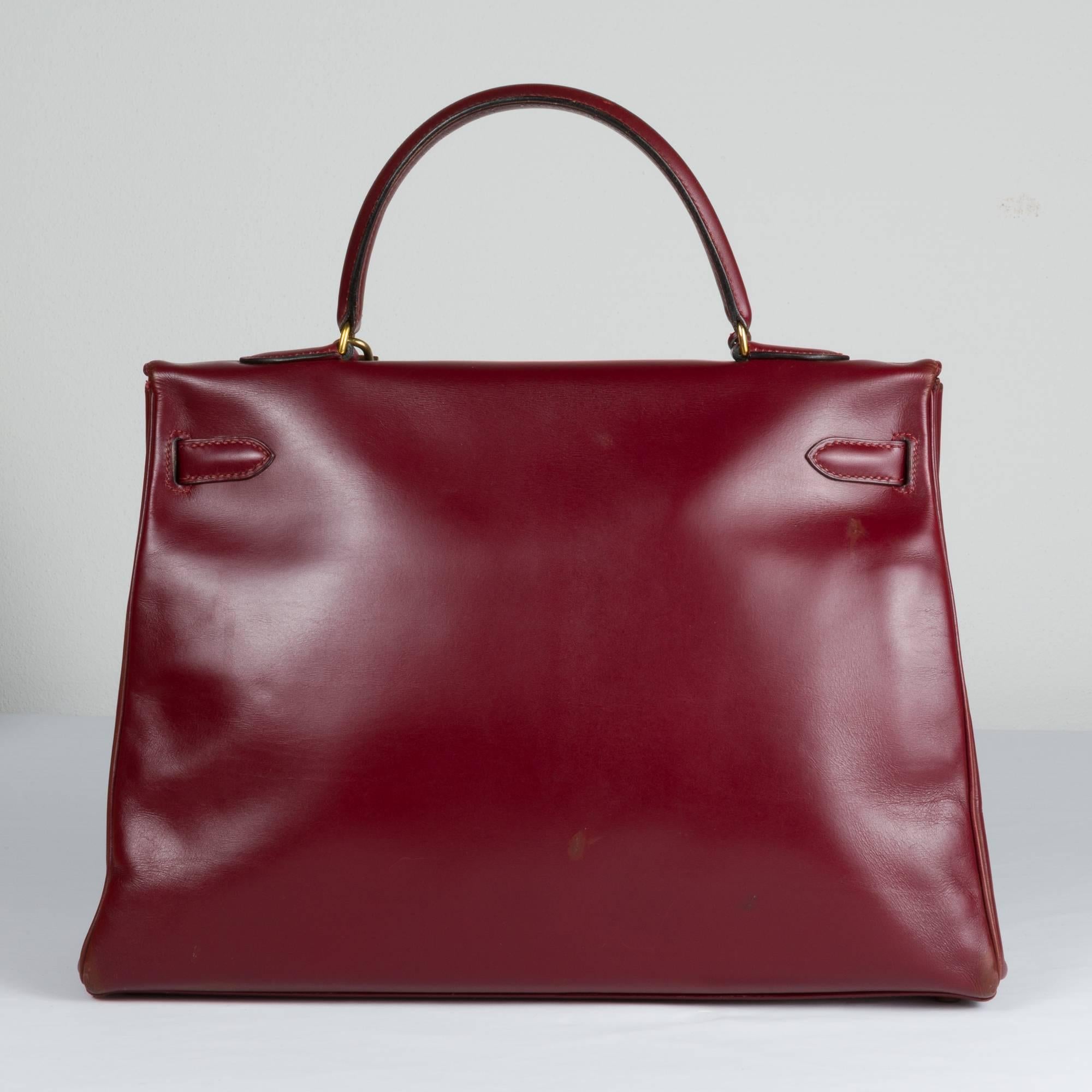 Kelly Hermes in box leather bordeaux.
Golden hardwares.
Dustbag and shoulderbelt are missing, but the bag comes with its clochette, padlock and keys.
P letter in the circle, year 1960.

Good conditions. Rare signs of use shown in the pictures.
