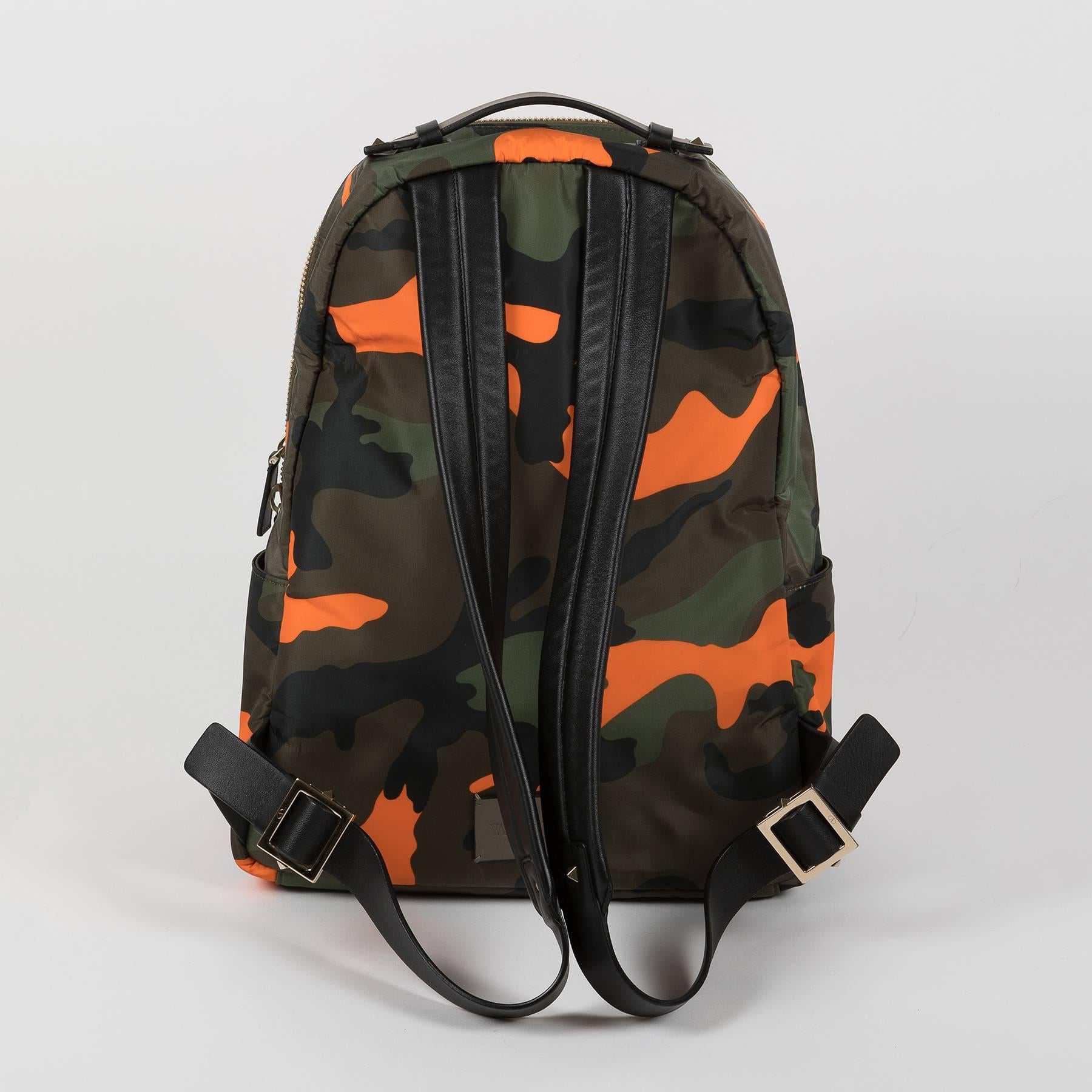 Valentino Garavani's Rockstud Man's backpack with camouflage motif and golden hardware.
Materials: nylon and black and brown leather
New, never worn. 
The backpack comes with its original dustbag.
