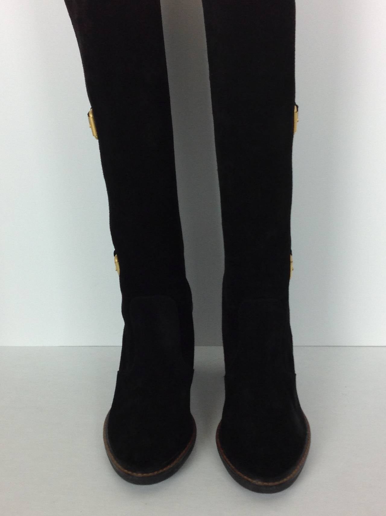 Brand NEW Fendi buckle boots in black suede.
3.50