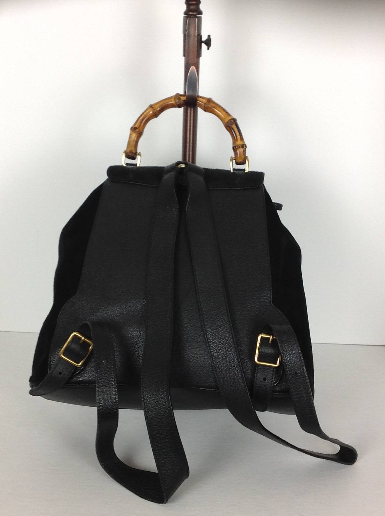 Gucci black leather and suede bamboo sac backpack.
Black suede body. Suede flap with buckle closure, and interior drawstring.
12