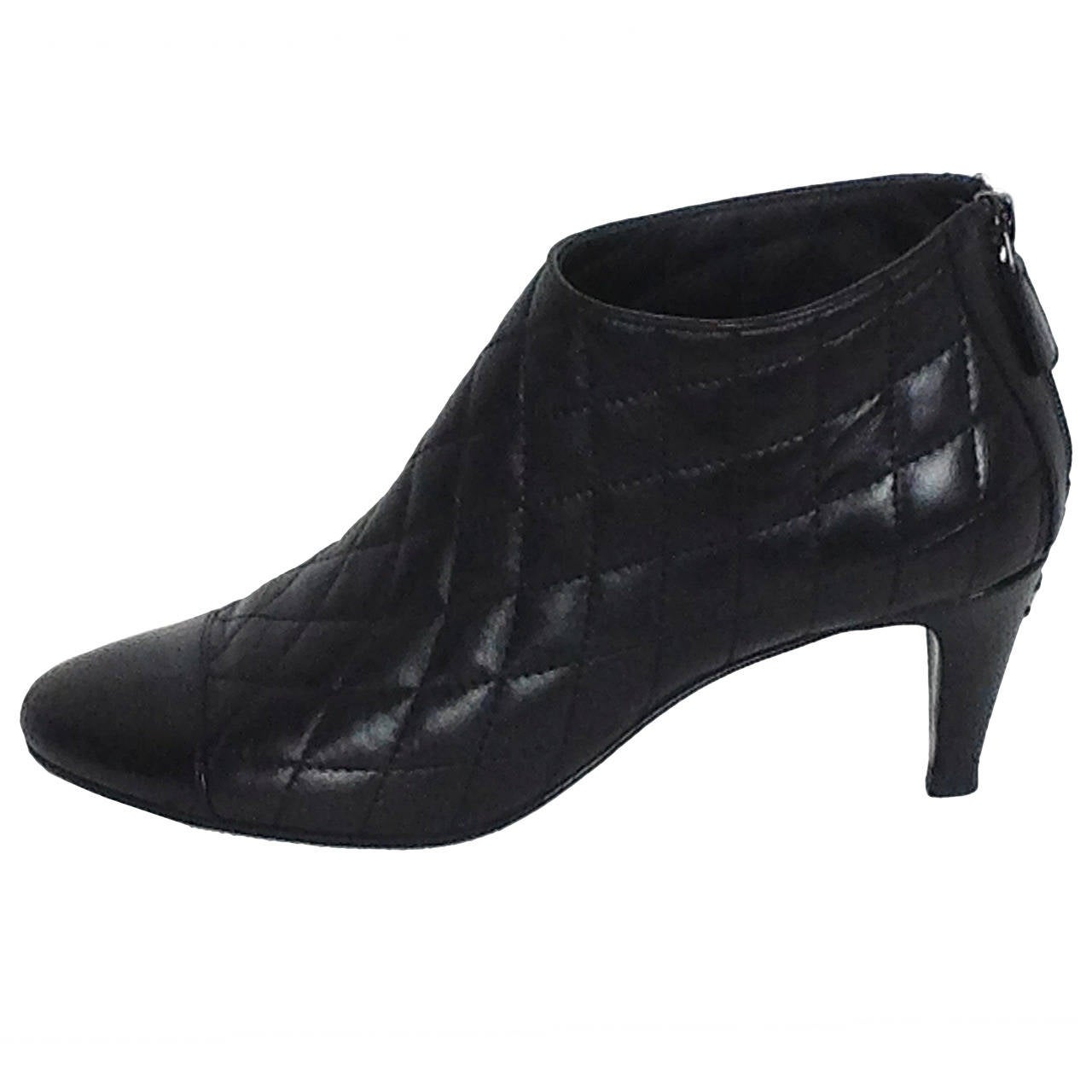 This season Chanel quilted ankle boots      size 39